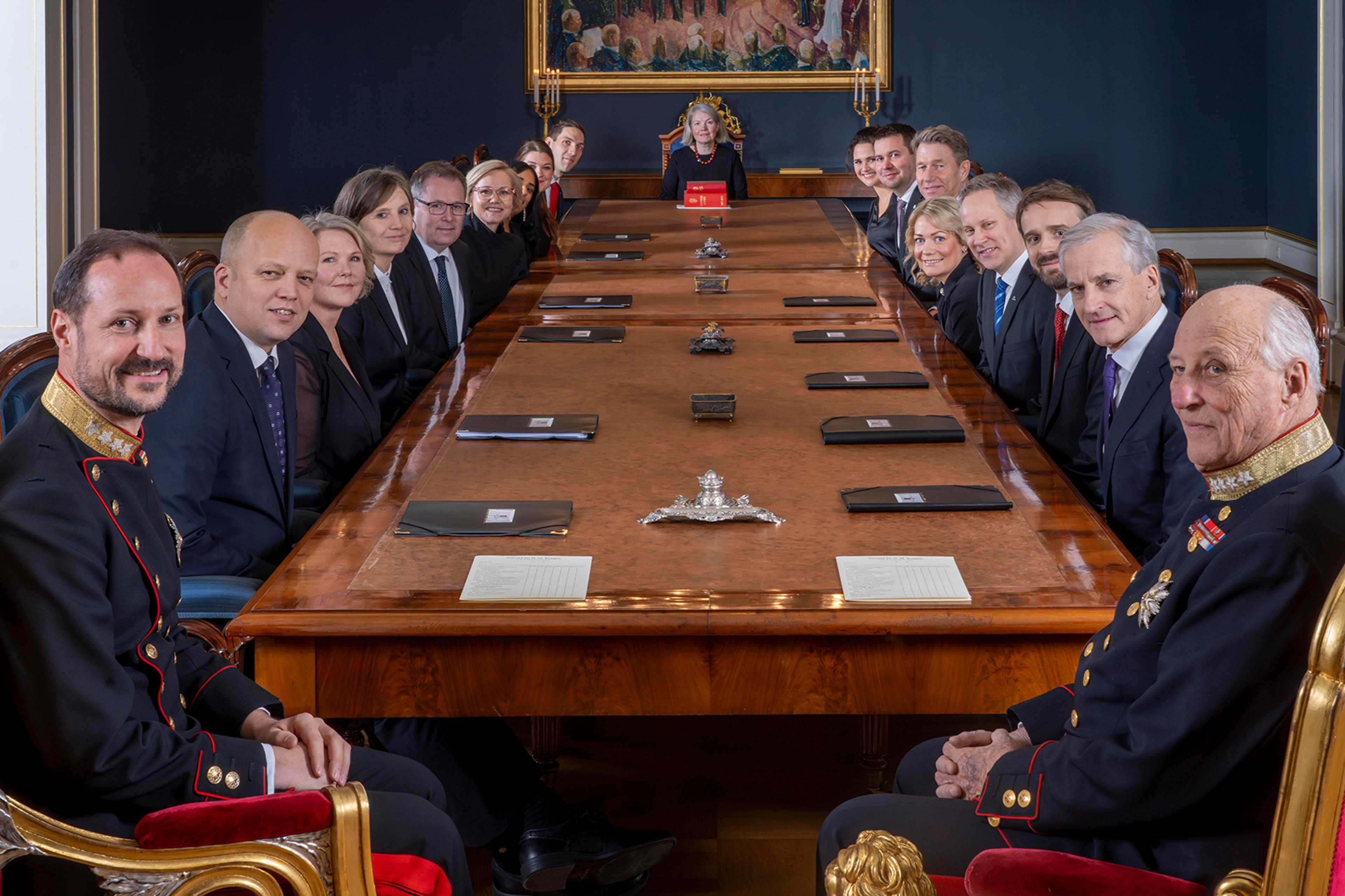 Regjeringen samlet rundt "Kongens bord" i Statsrådsalen. Kong Harald og Kronprins Haakon sitter nærmest kameraet, regjeringens medlemmer er plassert etter ansiennitet.