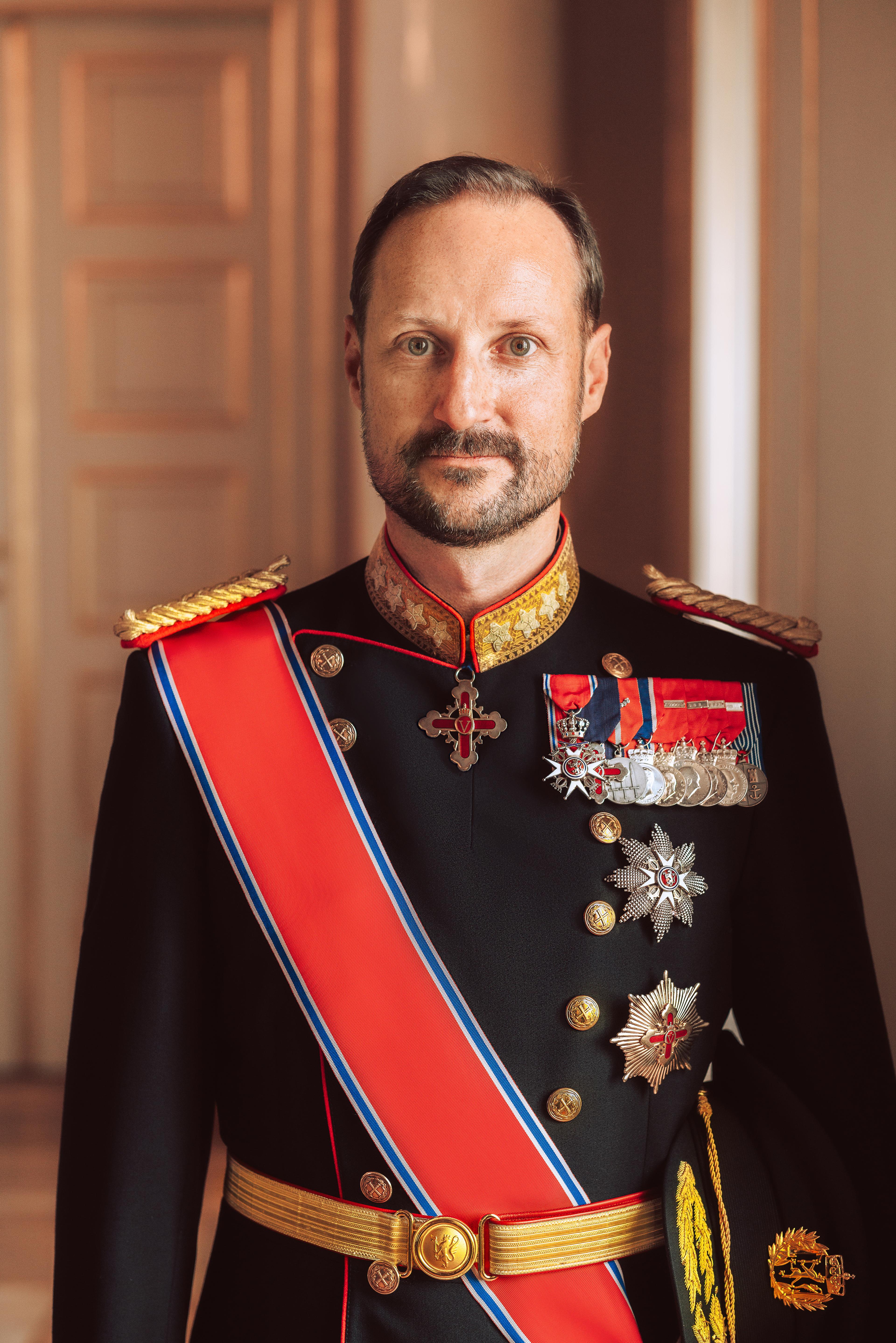 Portrett i halvfigur av Kronprinsen i gallauniform.