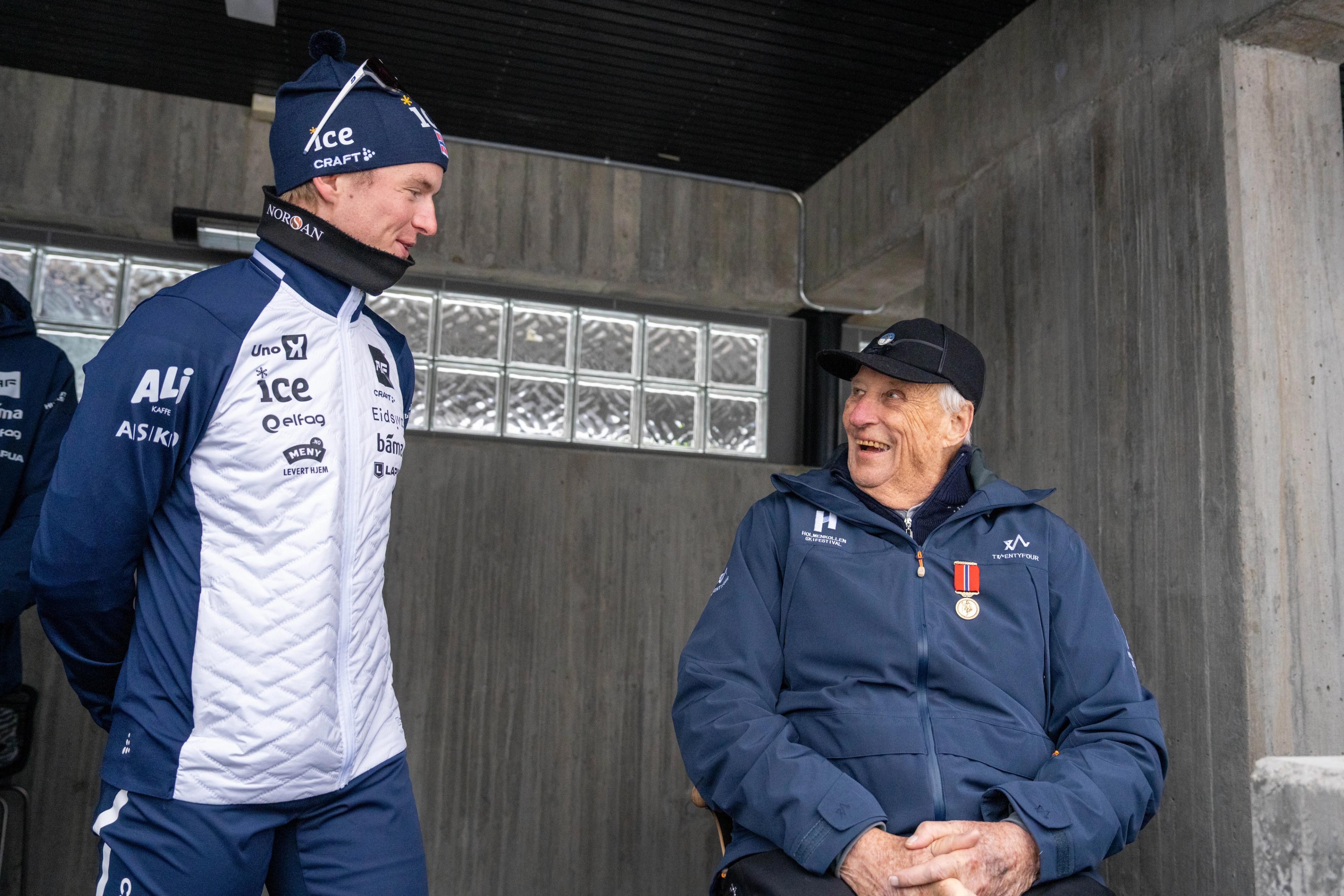Johan-Olav Smørdal Botn og Kong Harald i samtale på tribunen.