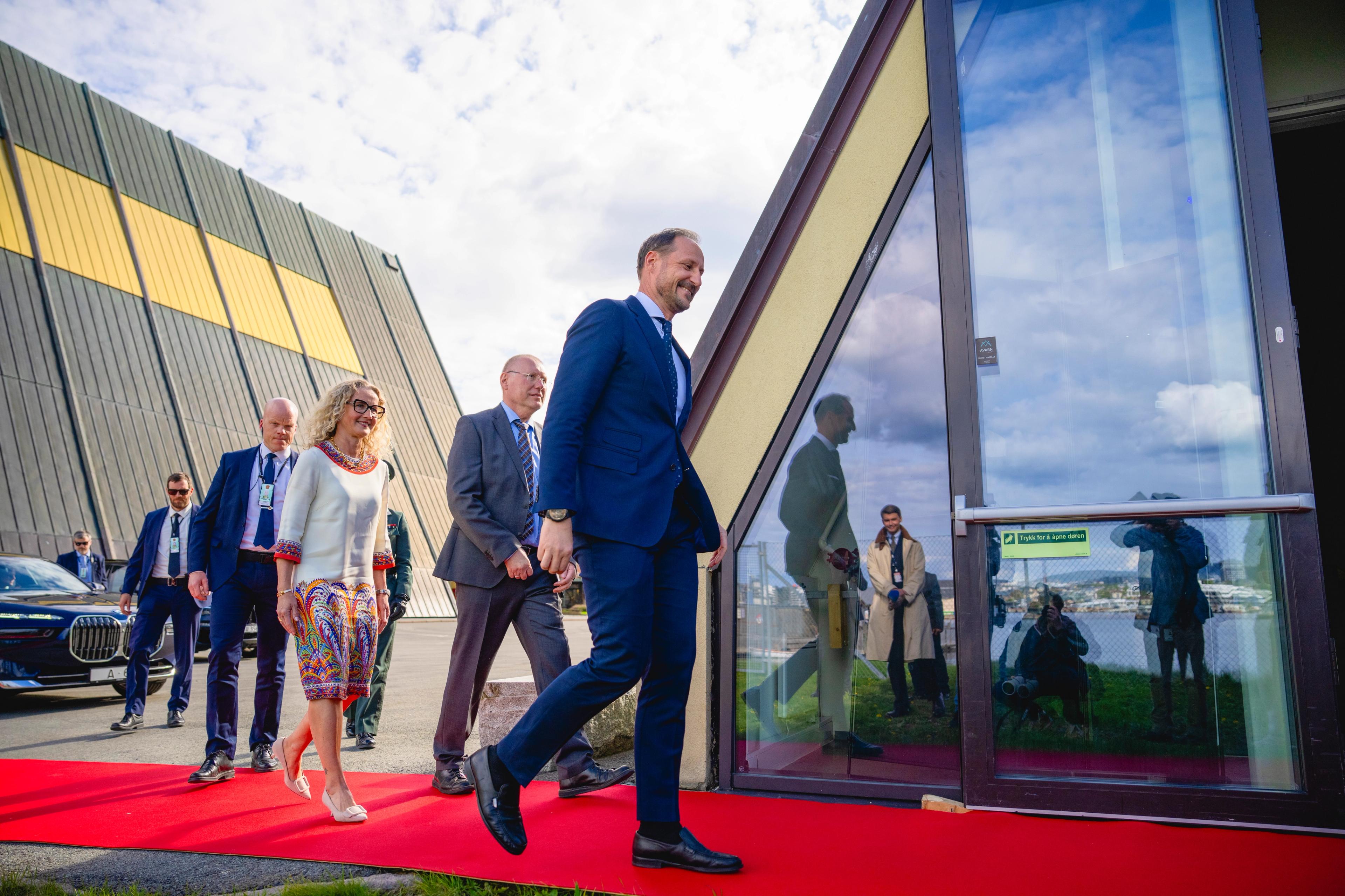 Kronprins Haakon på rød løper, med direktør og styreleder på Frammuseet hakk i hæl.