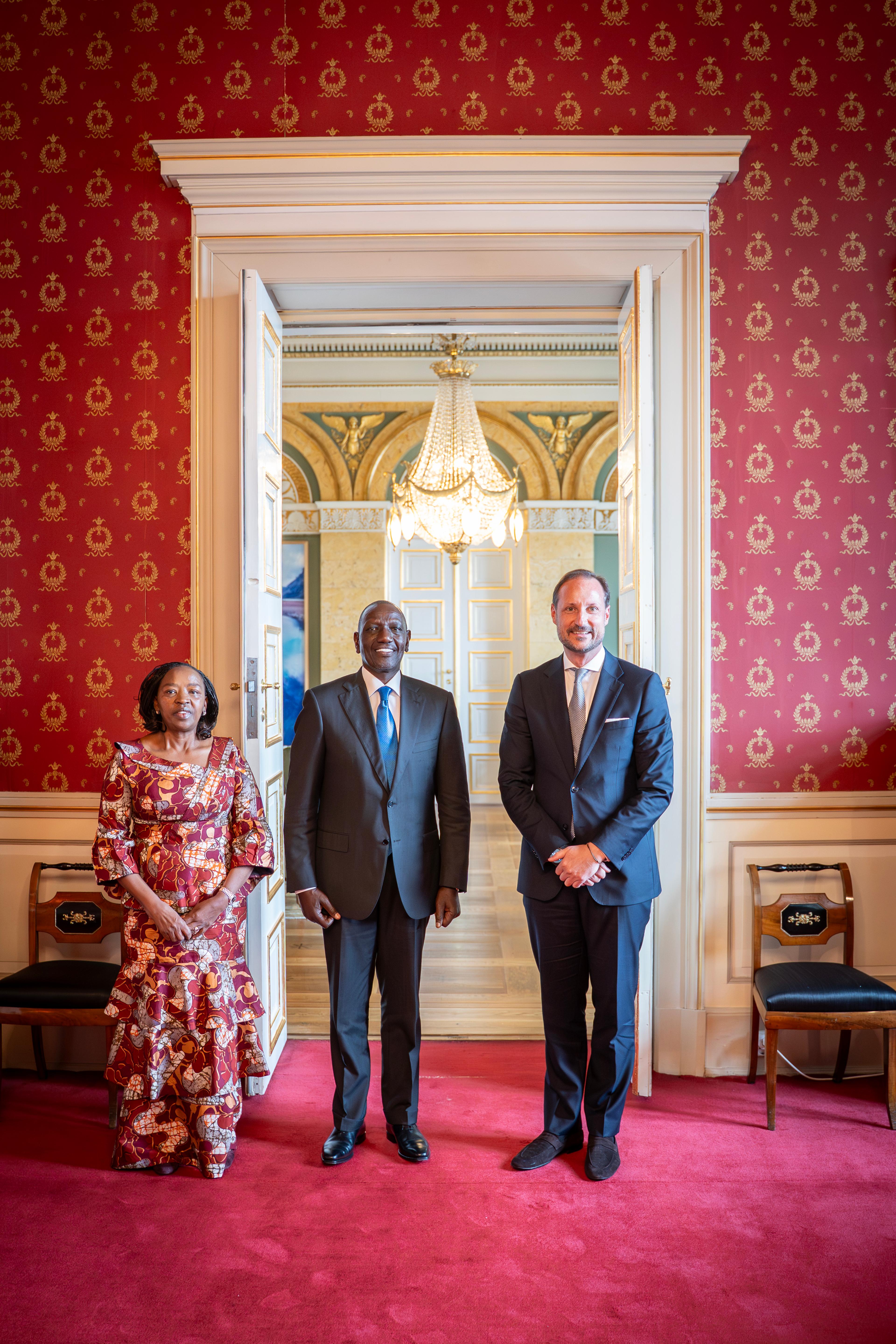 Kronprins Haakon og Kenyas presidentpar står vendt mot kamera.