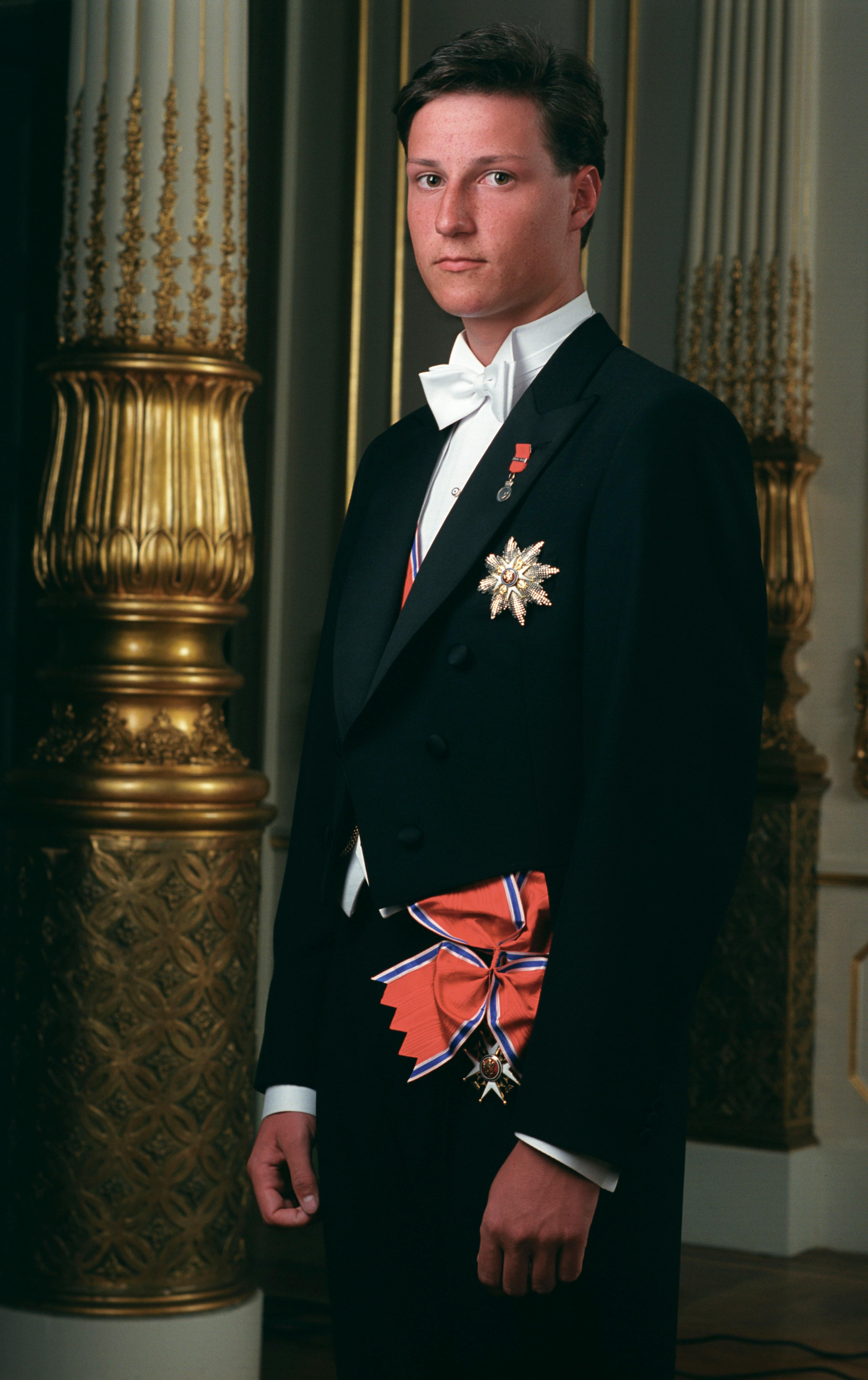Kronprins Haakon i kjole og hvitt med dekorasjoner.