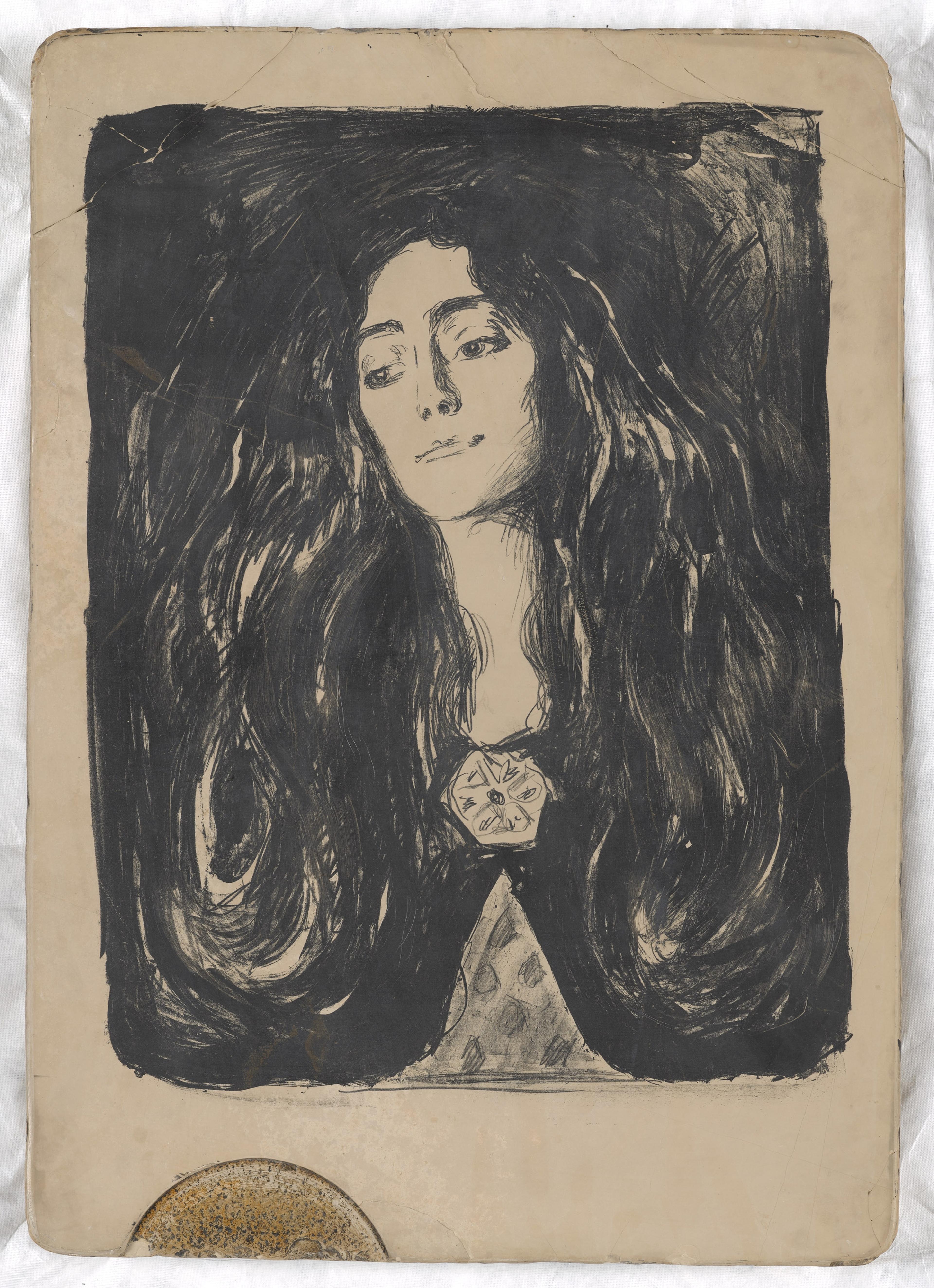 Trykkestenen til Muchs bilde Brosjen - et portrett i sort-hvitt av en ung kvinne me langt, bølgende sort hår og en stor brosje i halsen