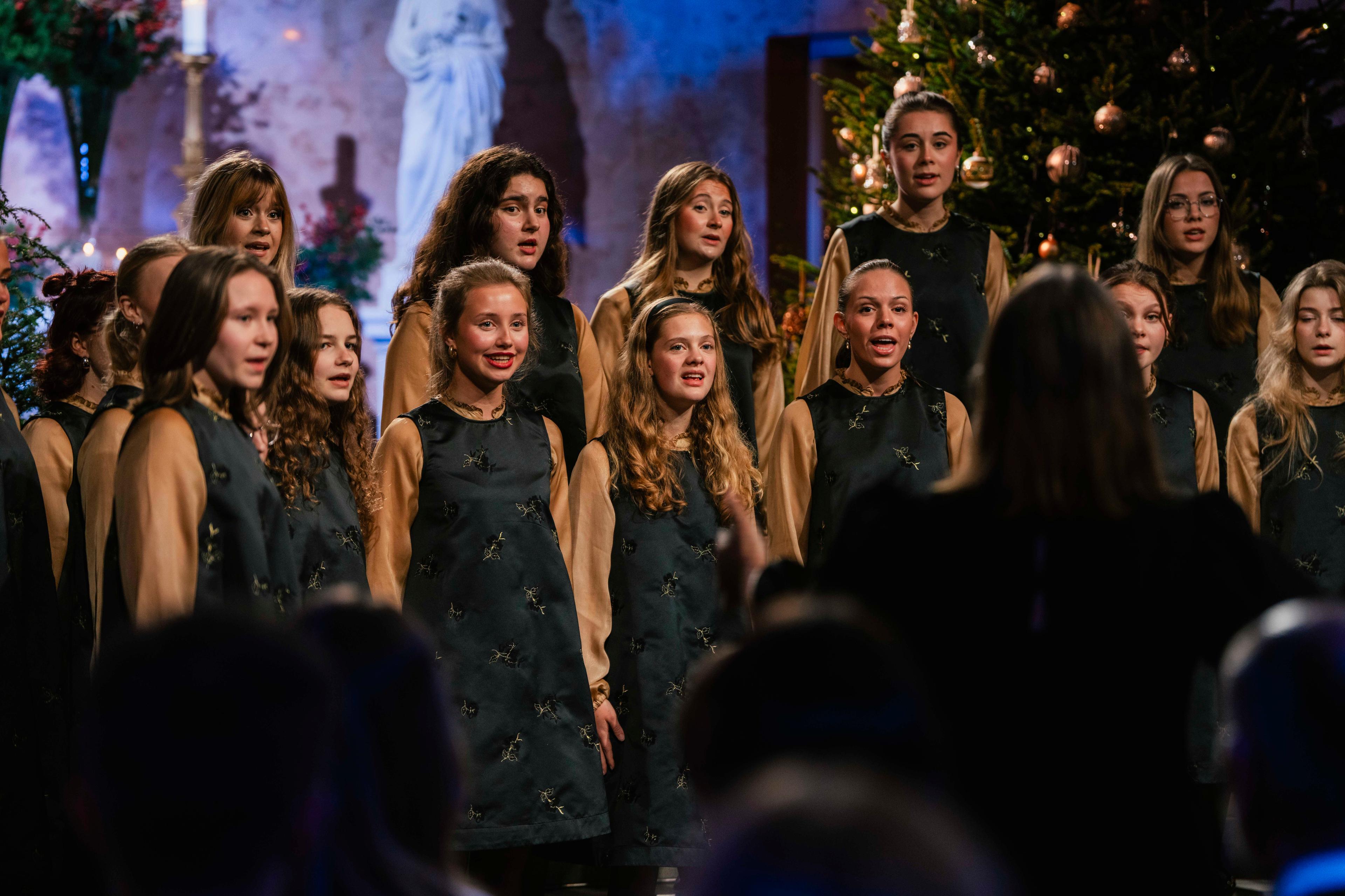 15 julepyntede korister fra Det norske jentekor.