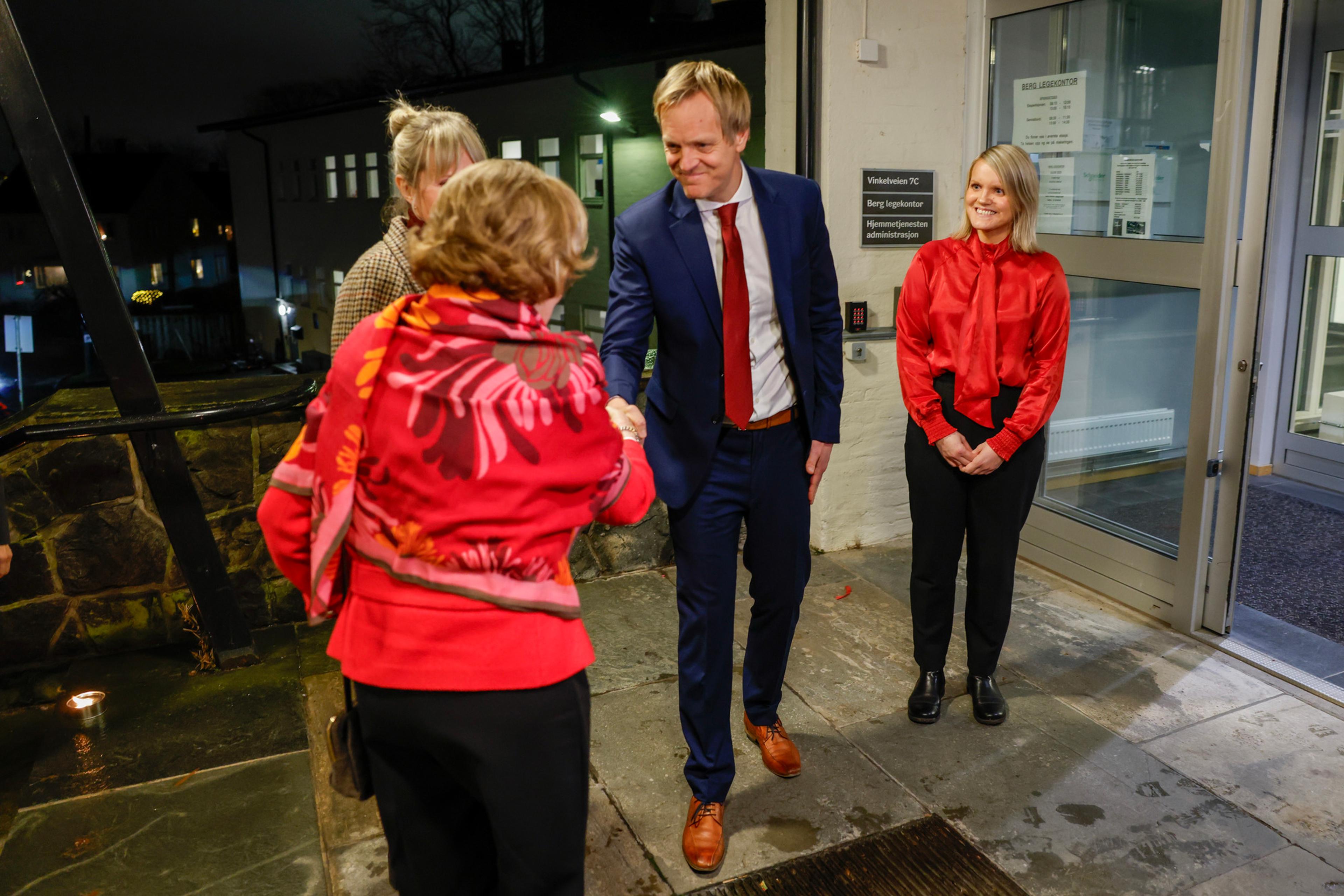 Dronningen hilser på vertsskapet