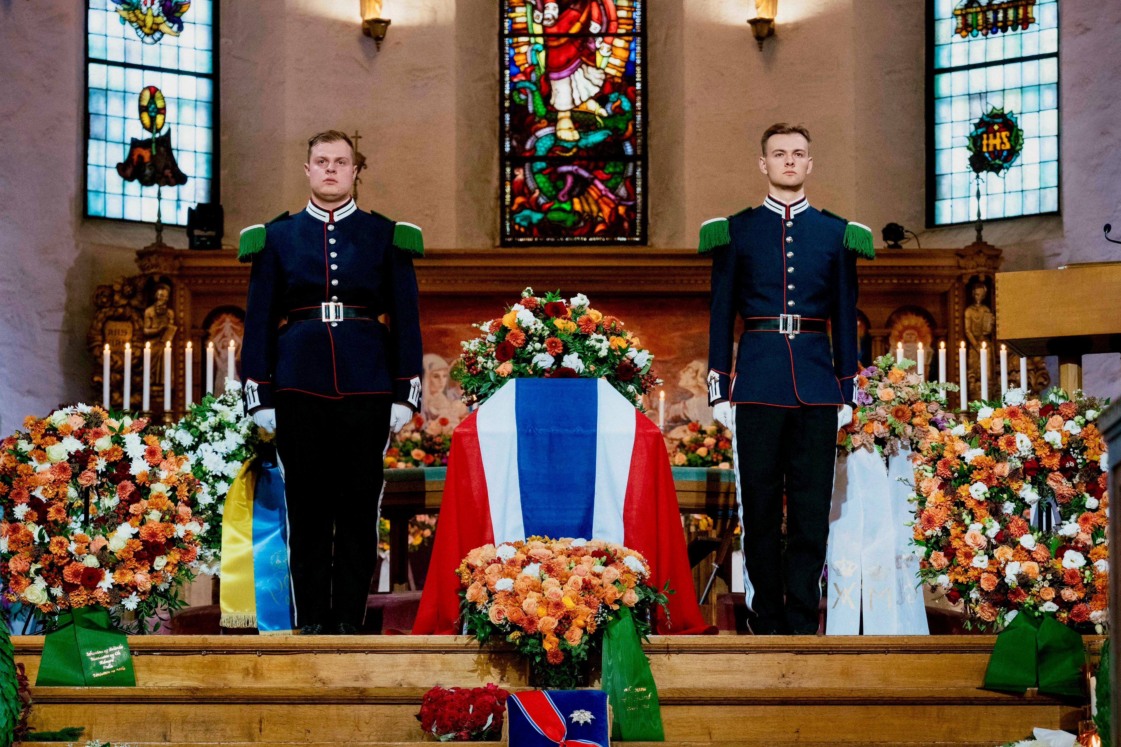 Prinsesse Astrids båre er drapert i et norsk flagg. Ved båren ligger prinsessens St. Olavs orden, og blomsterkranser omkranser båren.