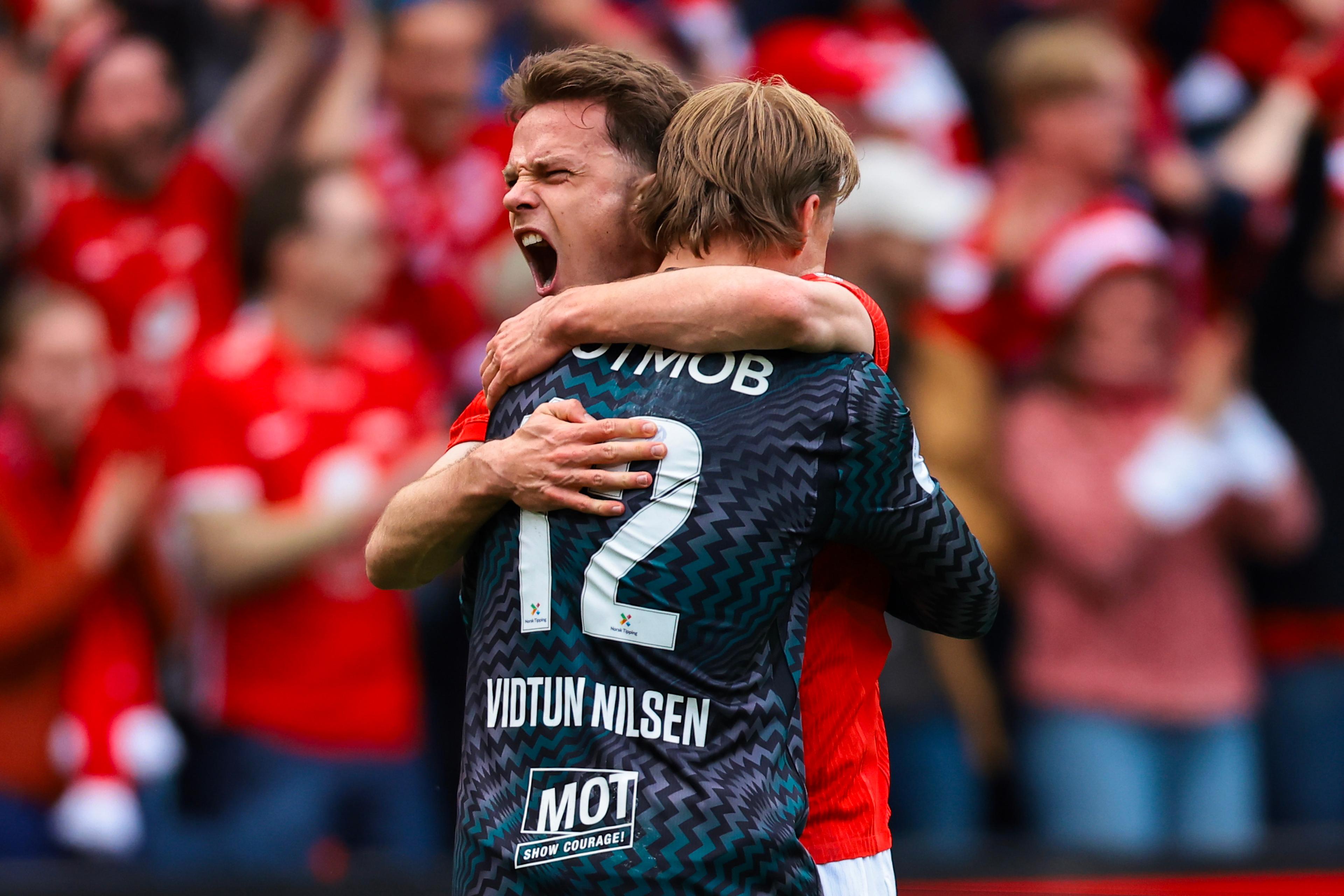 Felix Horn Myhre omfavner Simen Vidtun Nilsen.