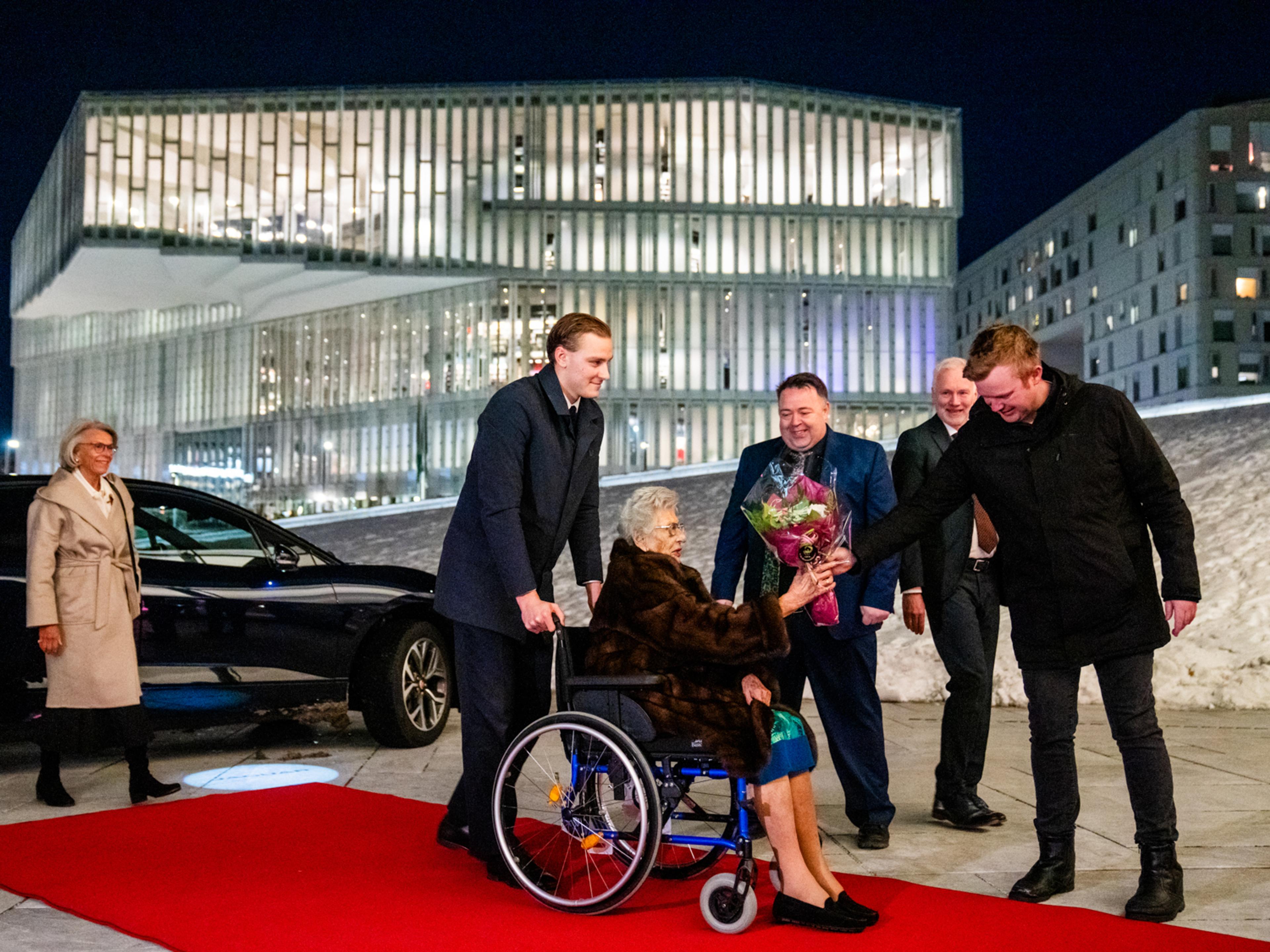 Prinsessen i rullestol mottok blomster på den røde løperen da hun ankom operahuset.