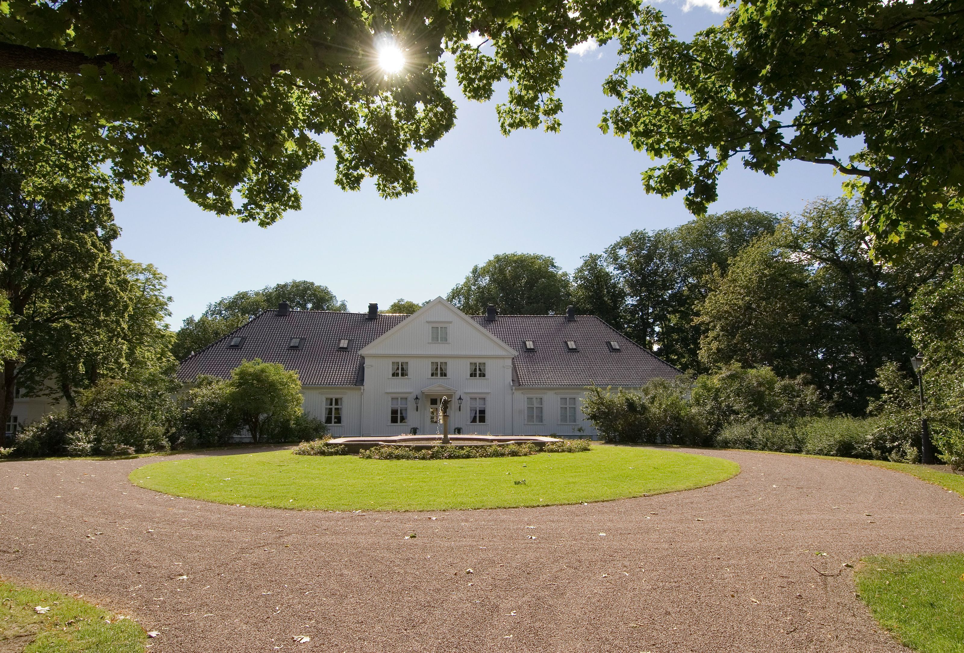 Bygdø kongsgårds hovedbygning sett fra hovedinngangen.