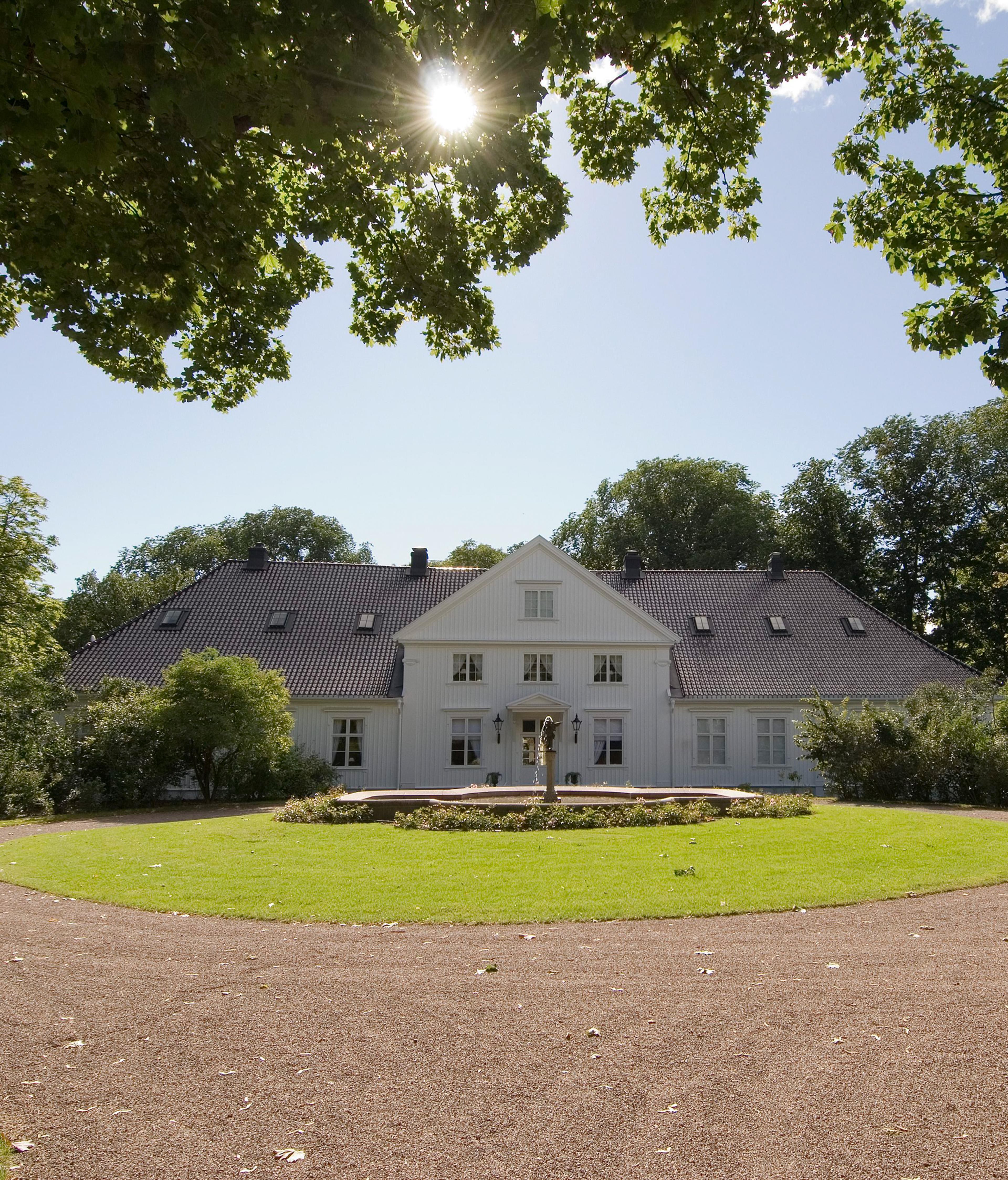 Bygdø kongsgårds hovedbygning sett fra hovedinngangen.