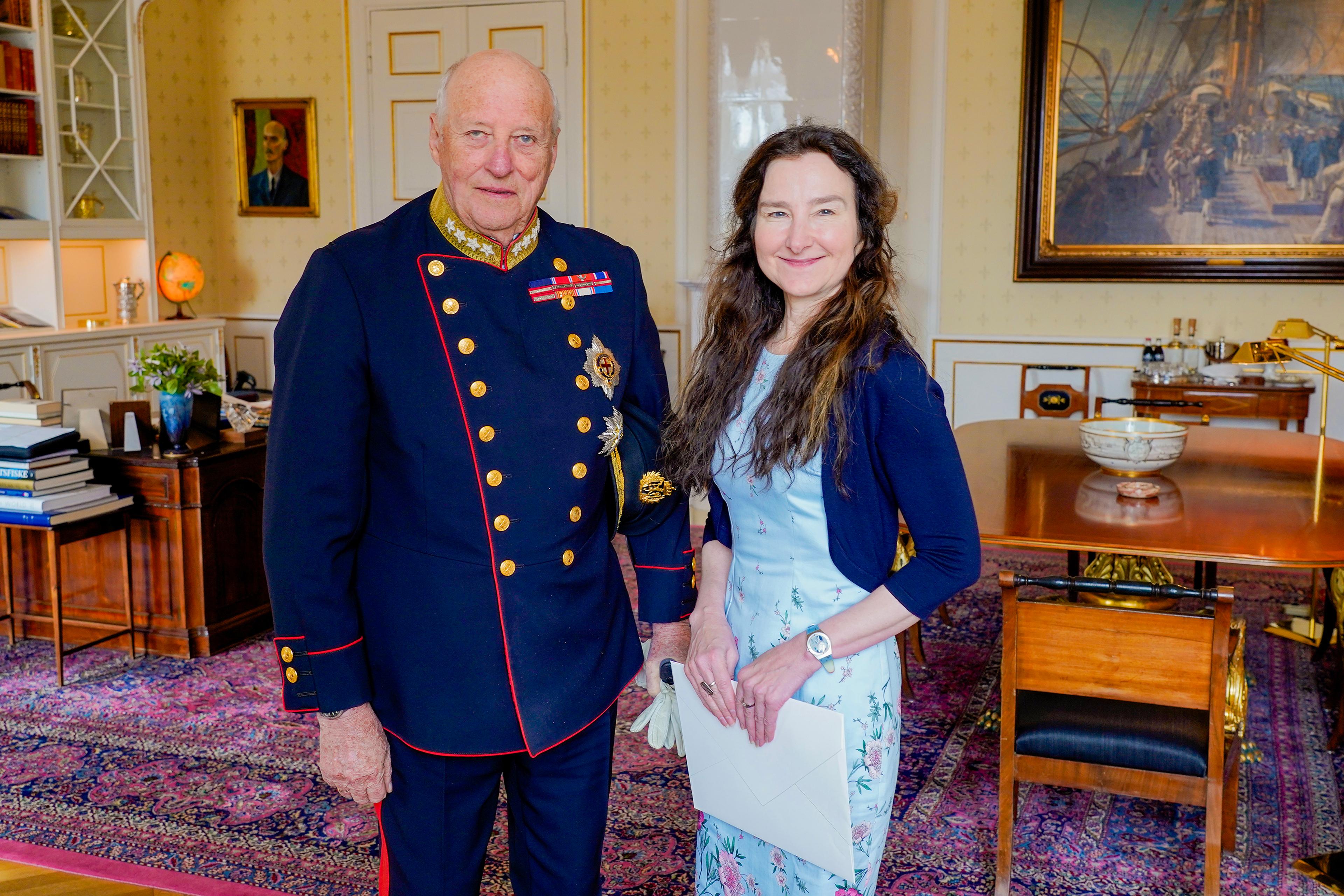 Kongen og ambassadøren står smilende sammen på Kongens kontor. Ambassadøren holder sine akkreditiver i hendene.