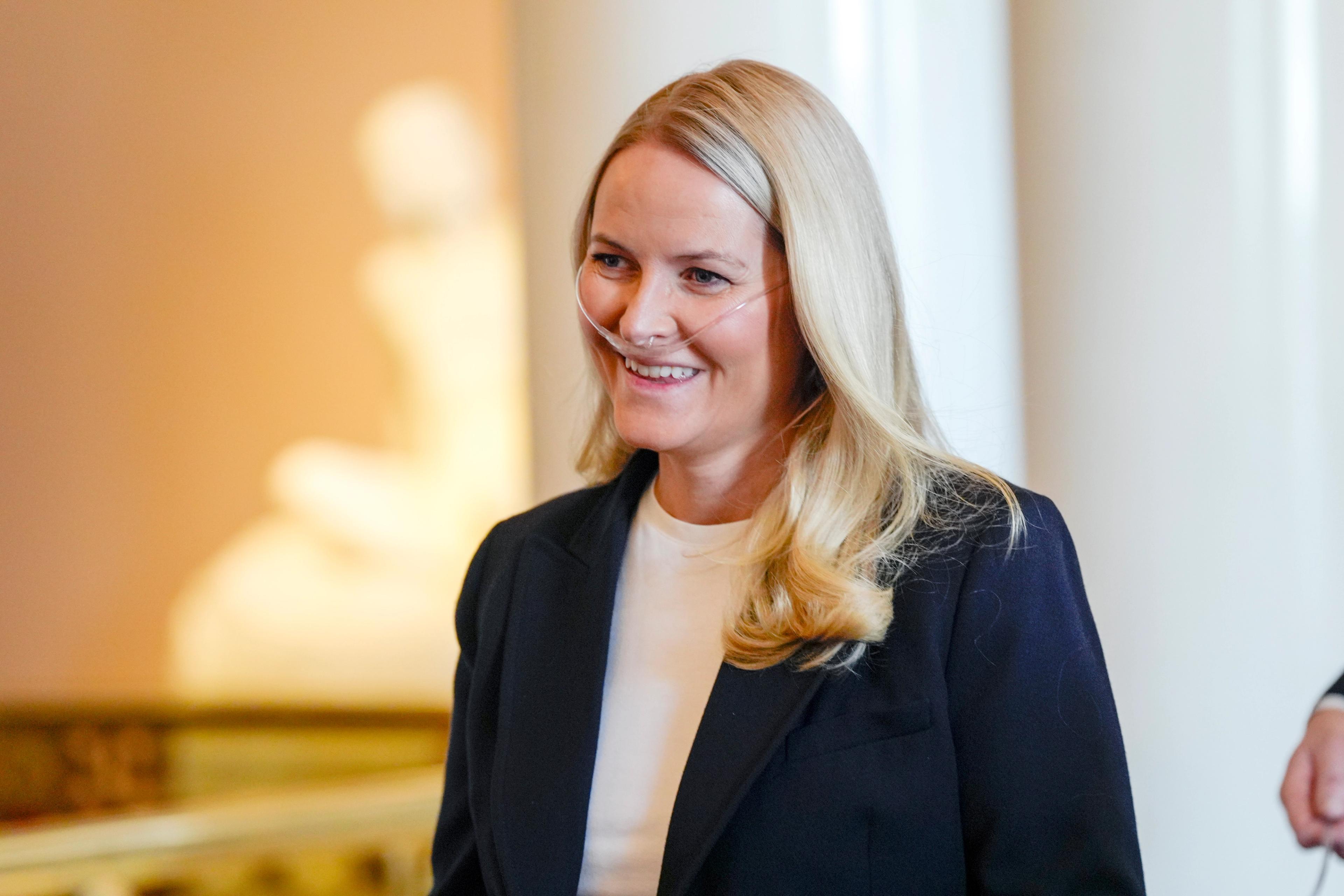 Kronprinsesse Mette-Marit smiler.