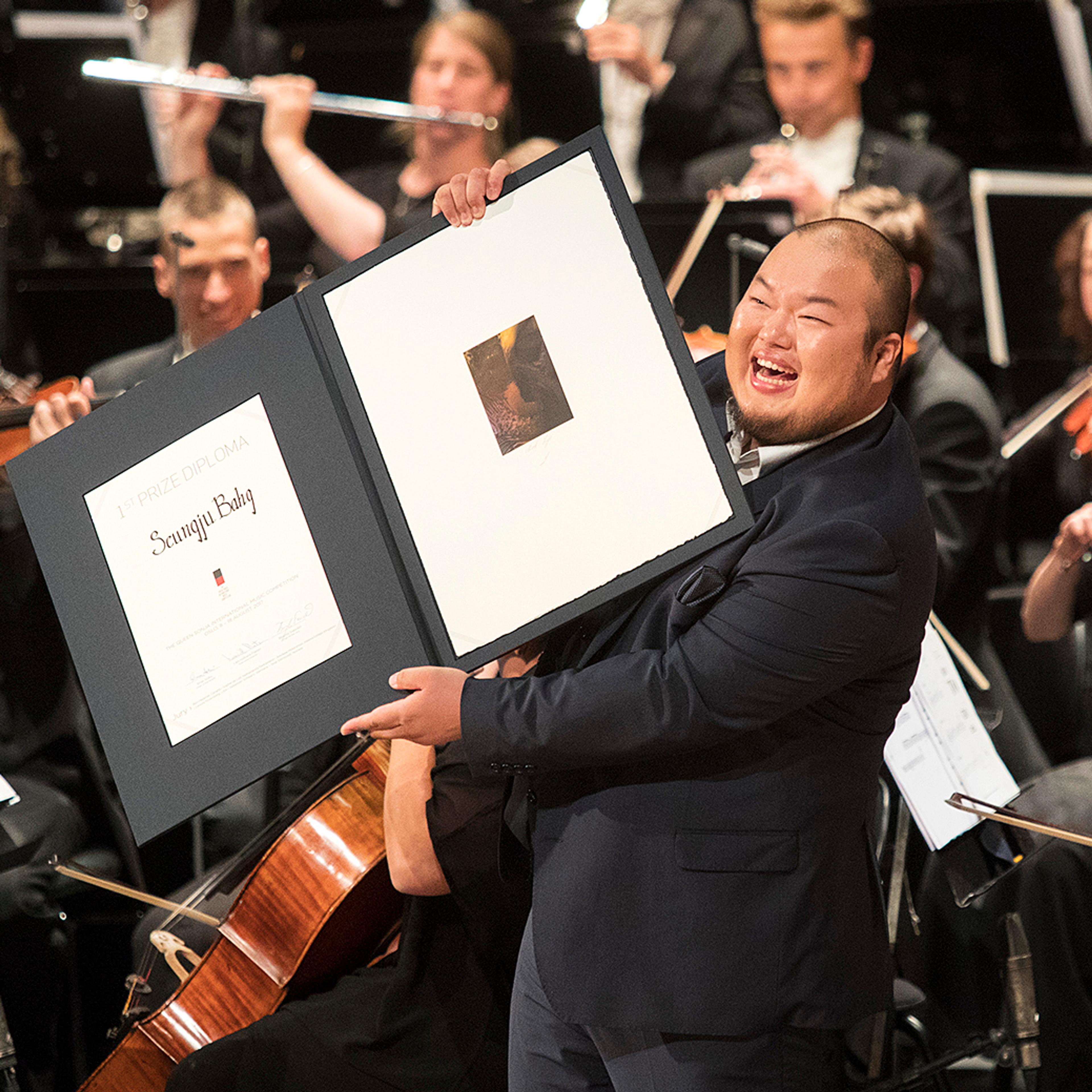 Seungju Mario Bahg og Dronning Sonja på scenen.