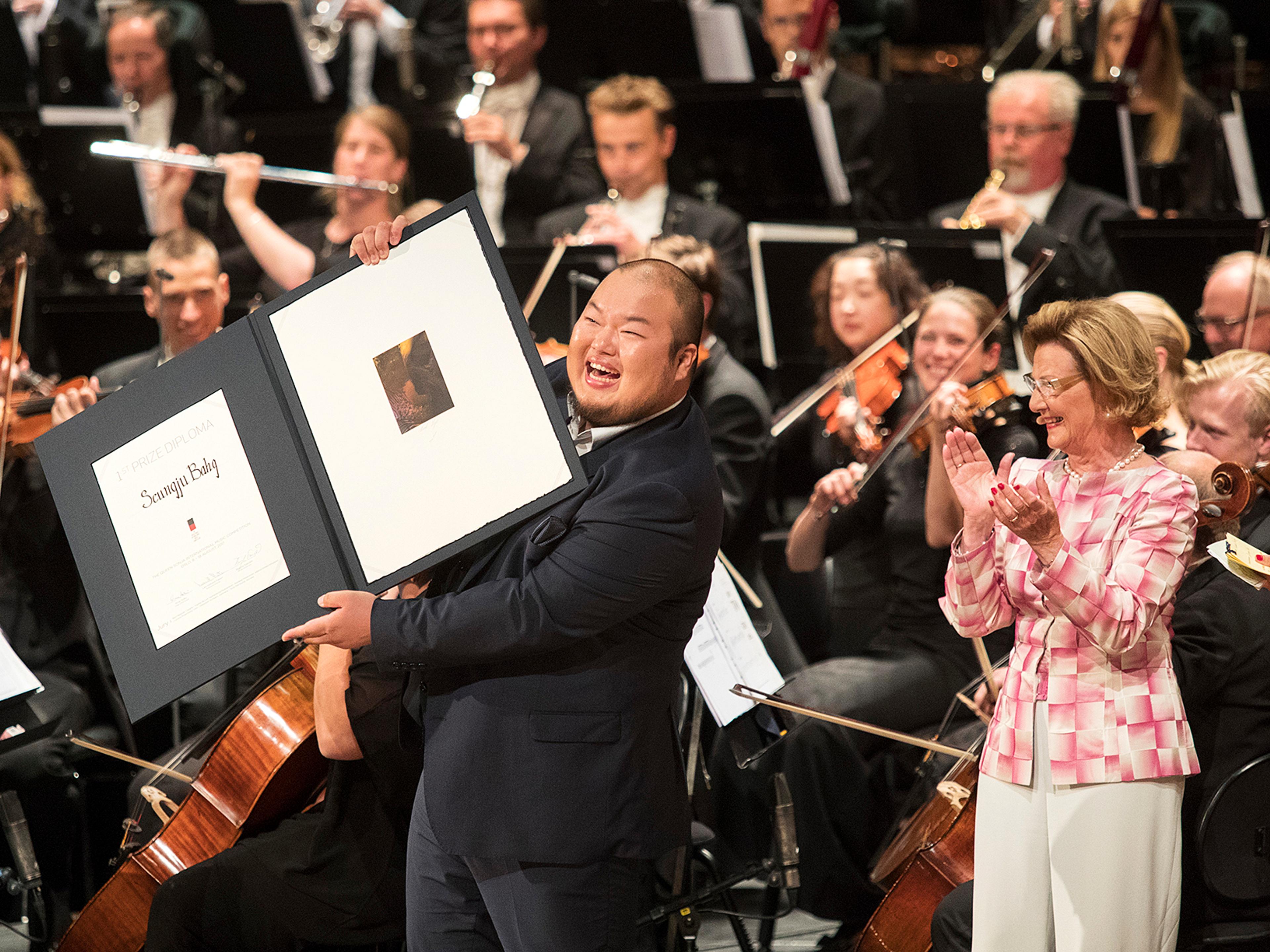 Seungju Mario Bahg og Dronning Sonja på scenen.