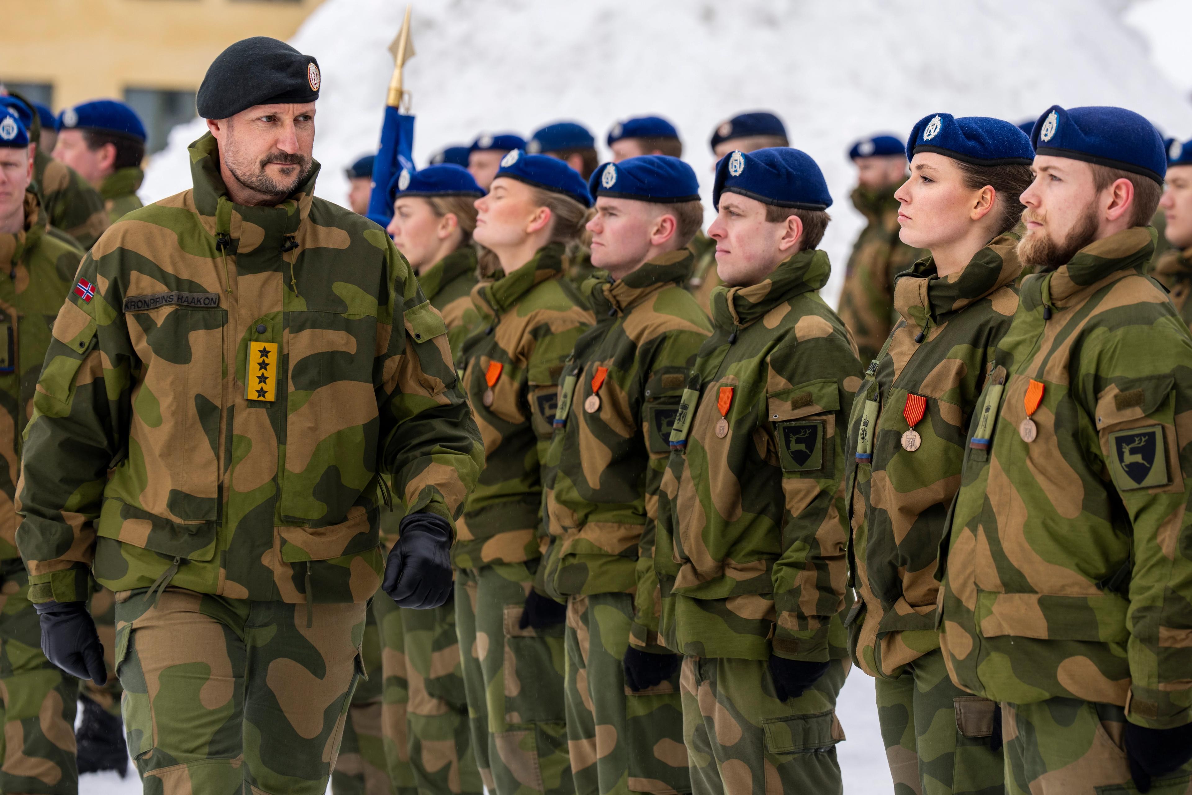 Foran i rekken står Prinsesse Ingrid Alexandra og kompaniet hennes.