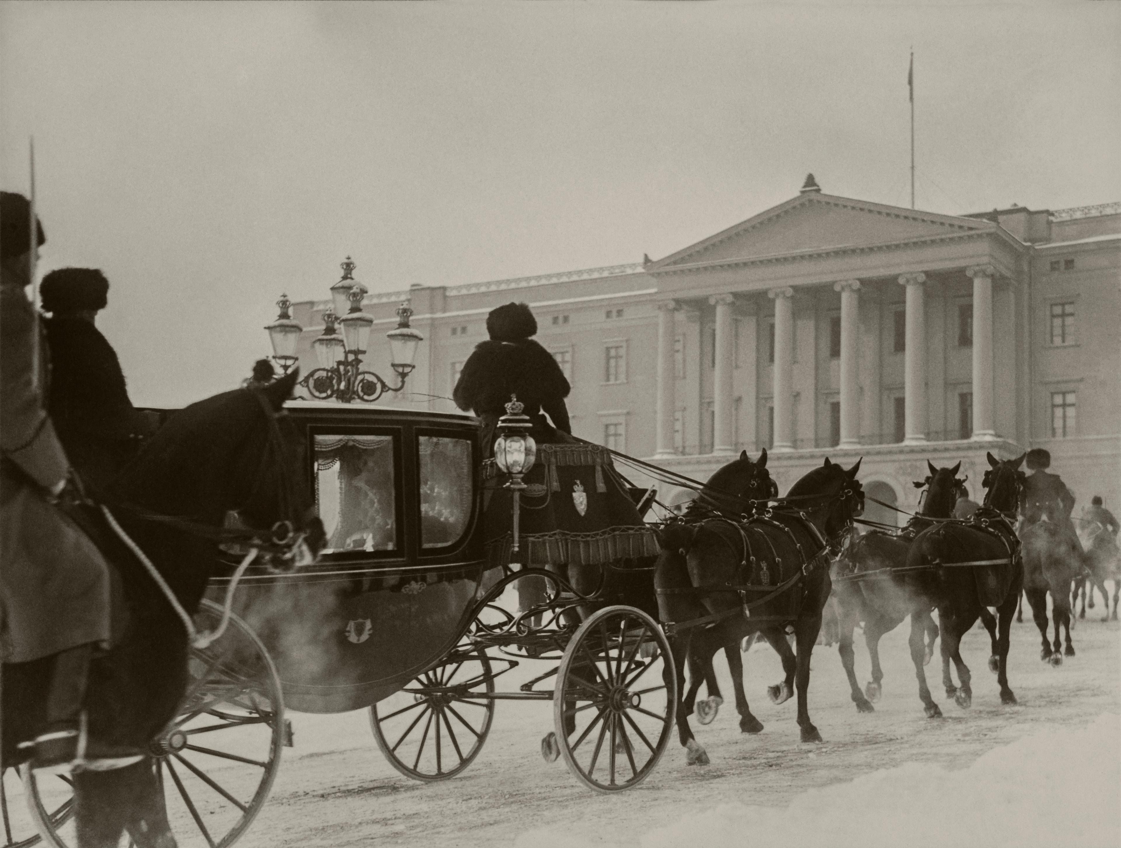 Kroningsvognen på vei tilbake til Slottet etter den høytidelige åpningen av Stortinget i 1932.
