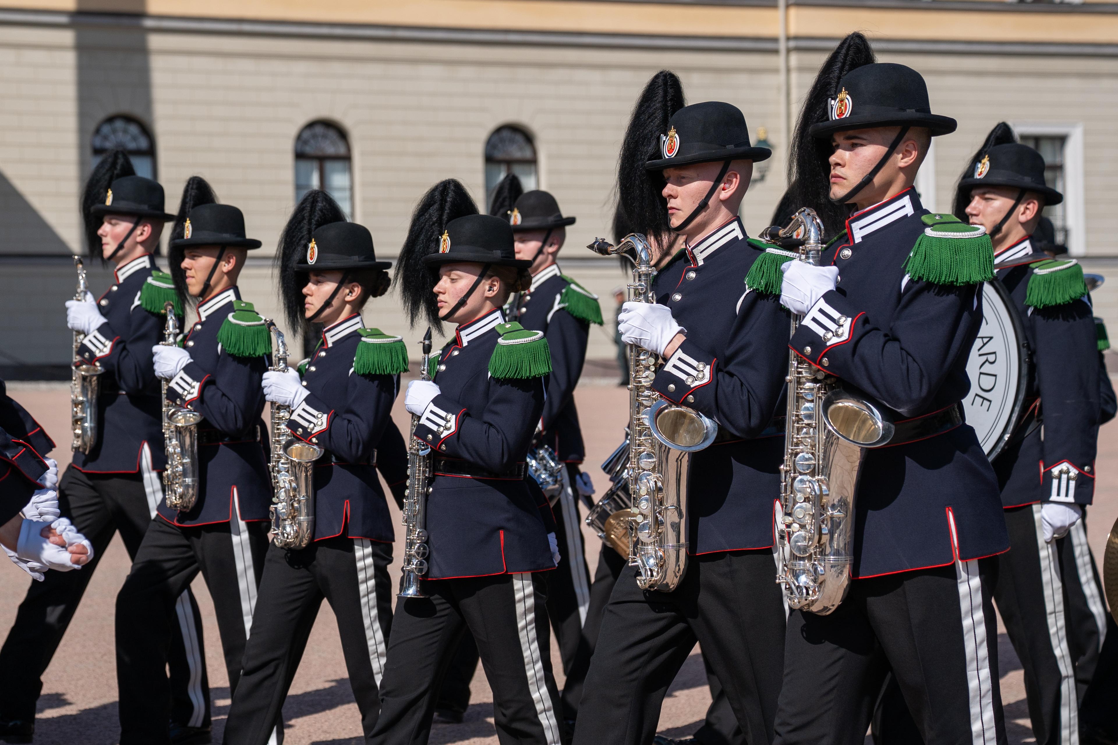 Tett på Musikktroppen marsjerende inn på Slottsplassen.