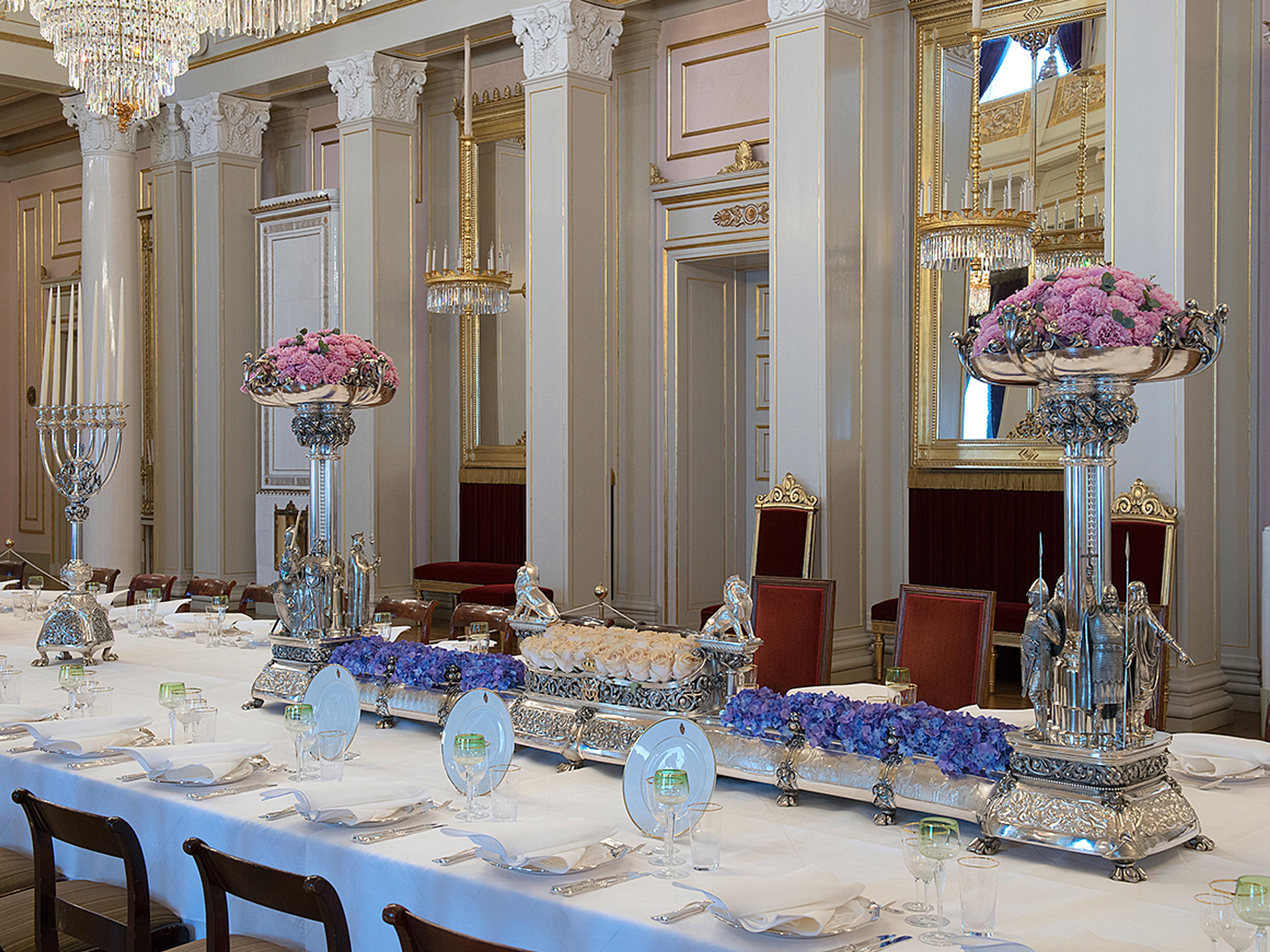 Vikingoppsatsen står på et dekket bord og er fylt med blomster.