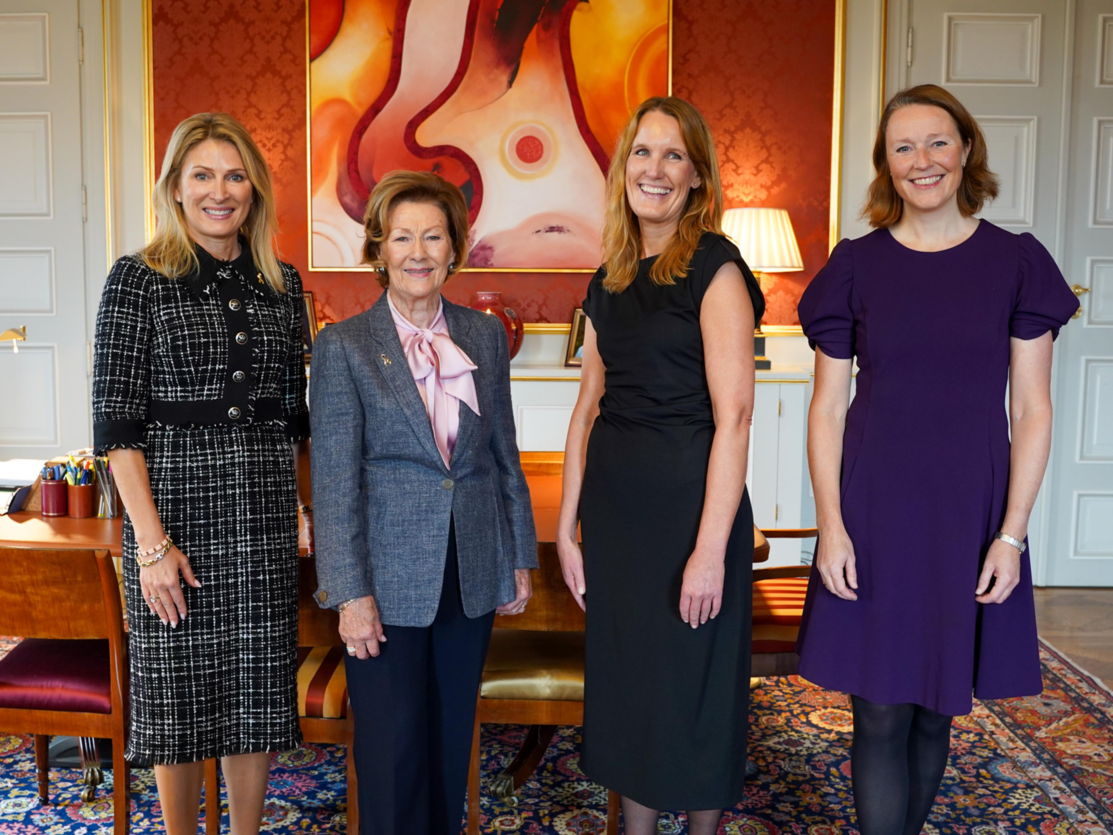 En smilende dronning sammen med de tre representantene for TV-askjonen på Dronningens kontor.