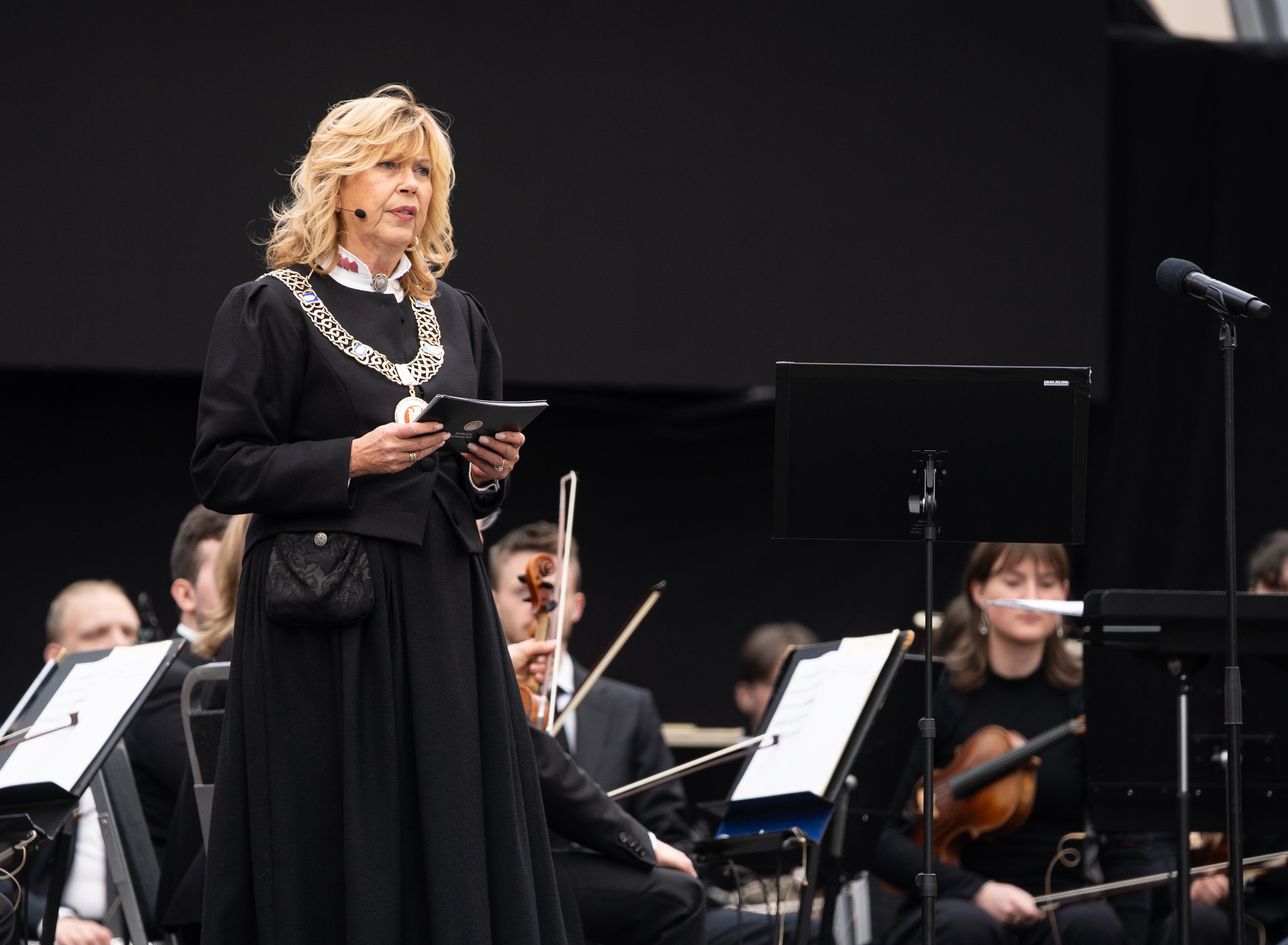 Ordføreren på scenen med bunad og ordførerkjede