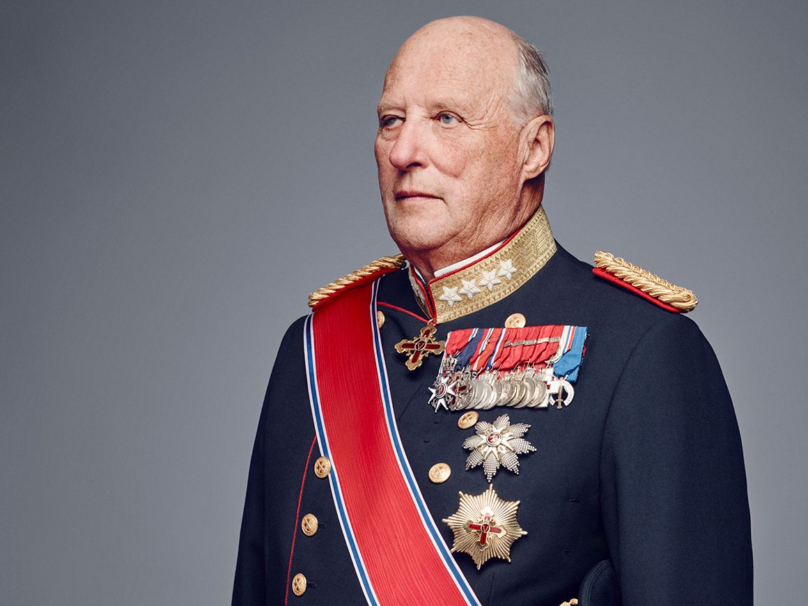 Portrett av Kong Harald i gallauniform med ordener og medaljer. Kongen er halvt vendt mot venstre.