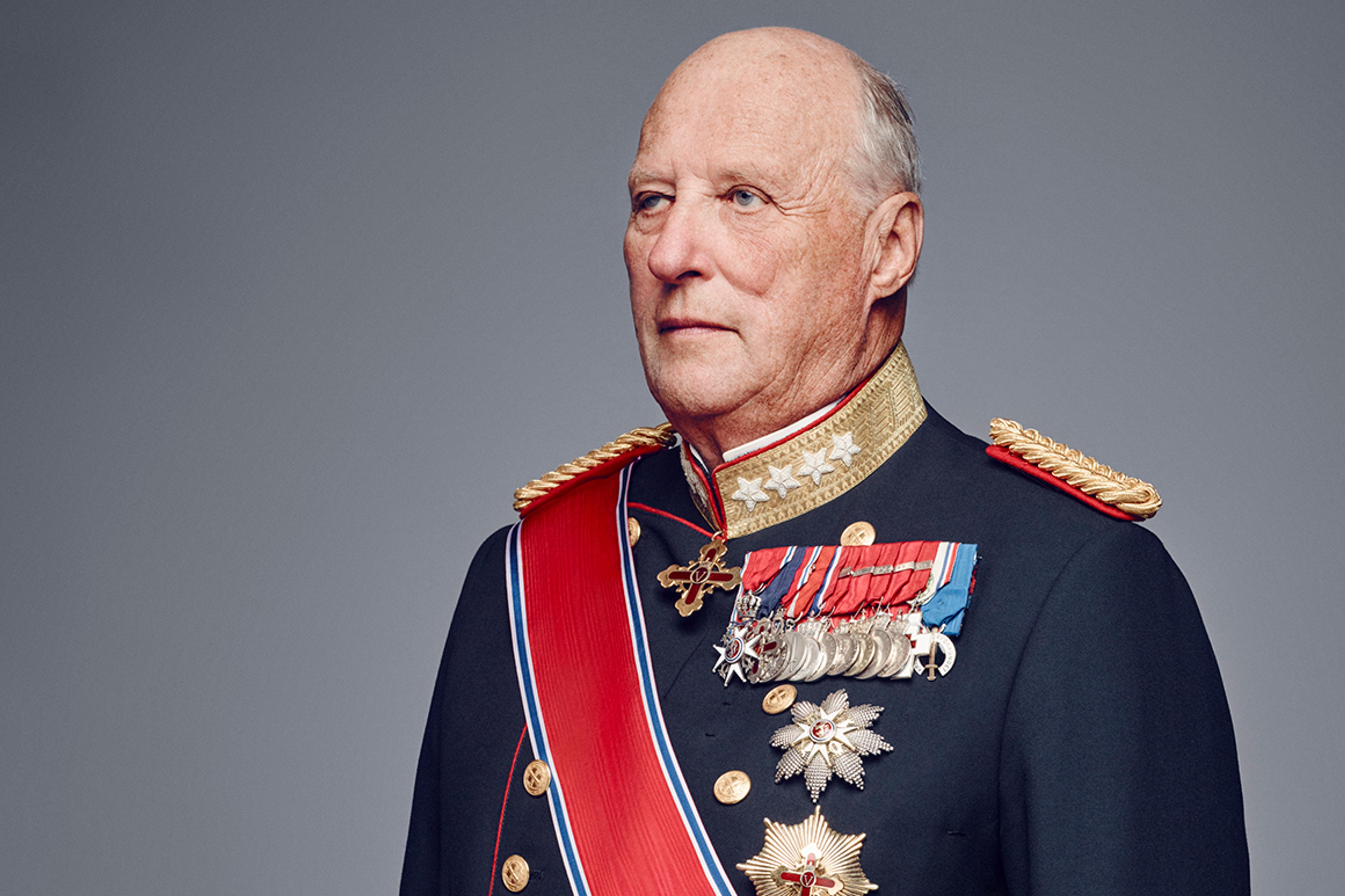 Portrett av Kong Harald i gallauniform med ordener og medaljer. Kongen er halvt vendt mot venstre.