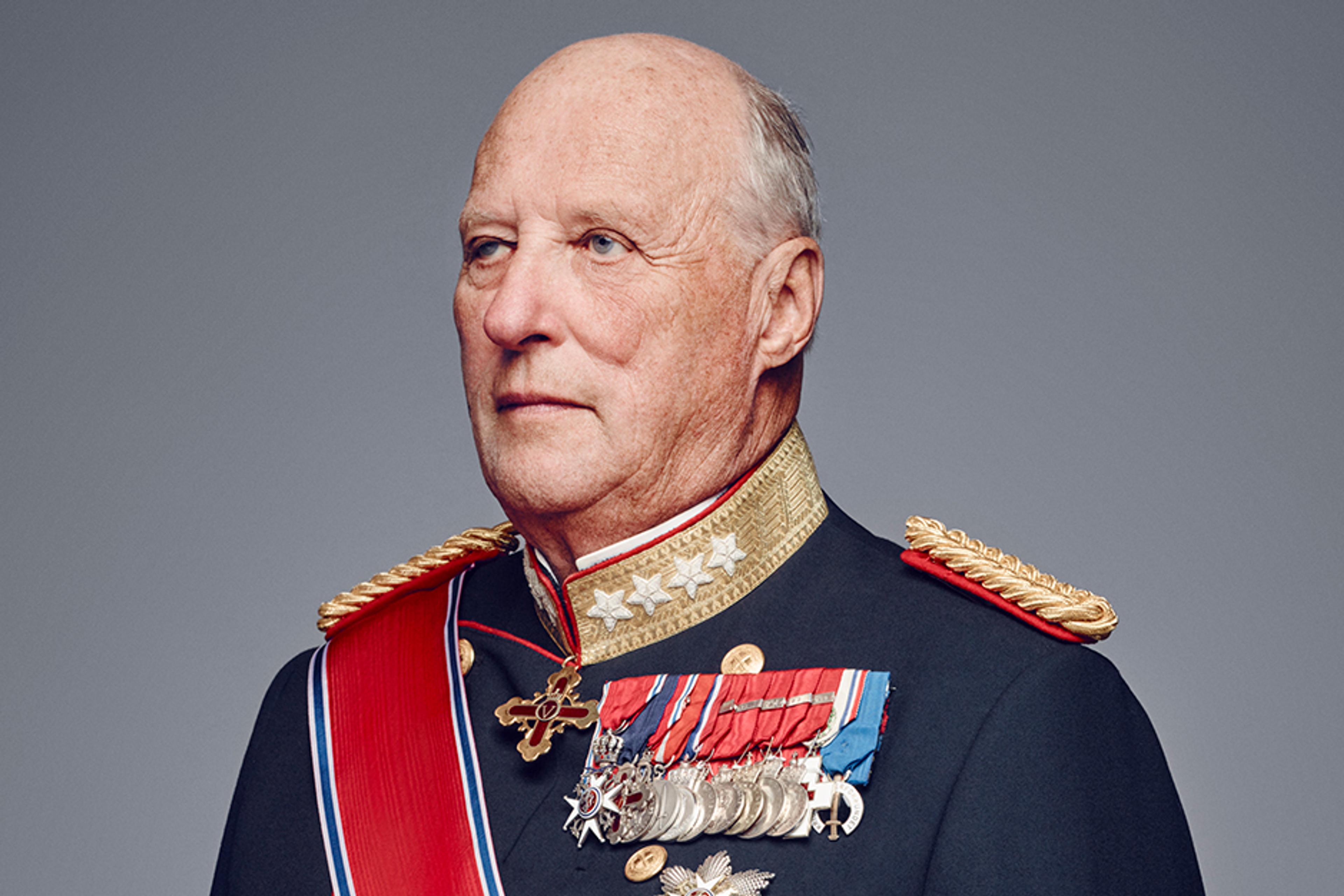 Portrett av Kong Harald i gallauniform med ordener og medaljer. Kongen er halvt vendt mot venstre.
