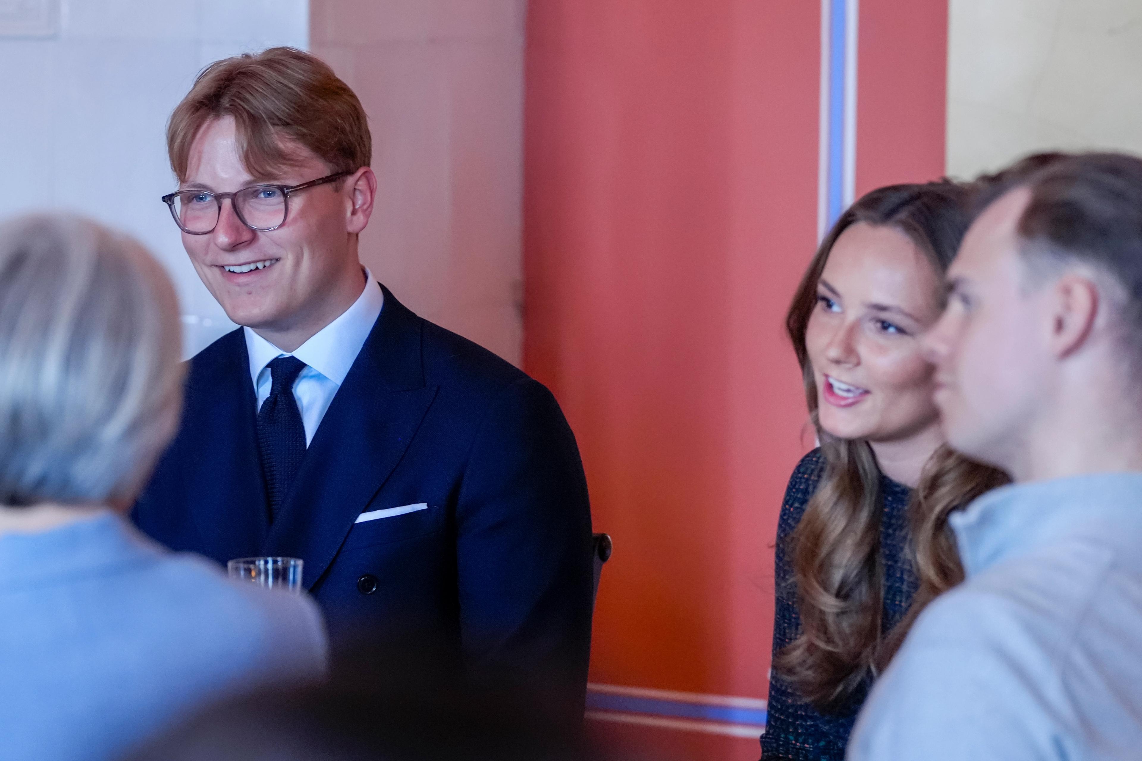 Prinsen og Prinsessen snakker smilende med noen av gjestene.
