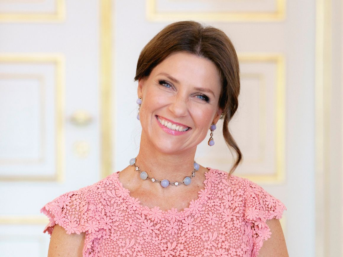 Portrett av Prinsesse Märtha Louise med oppsatt hår og rosa kjole.