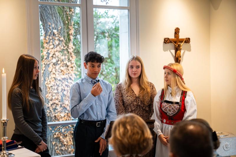 Konfirmanter under gudstjenesten