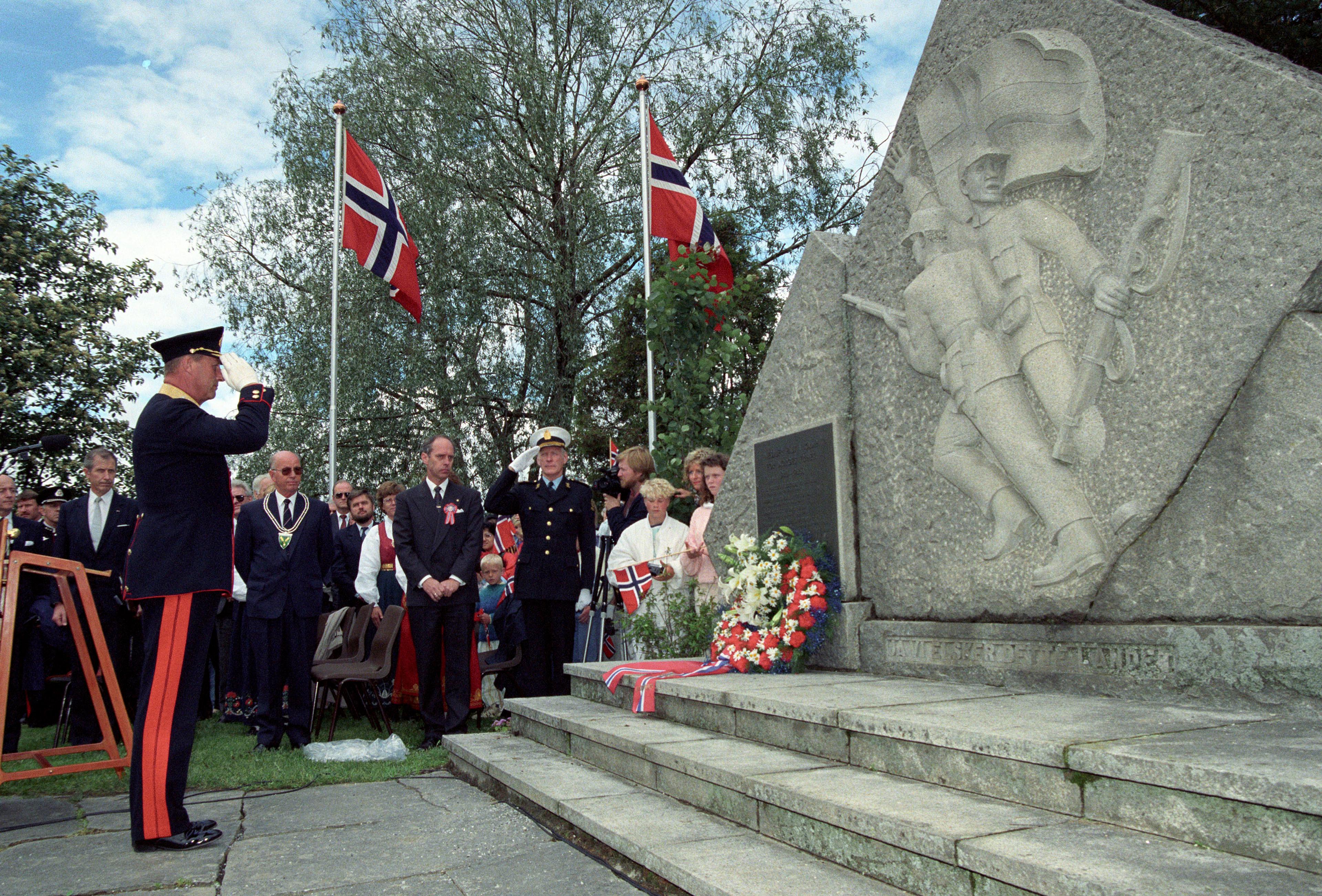Kong Harald gjør honnør foran minnestedet.