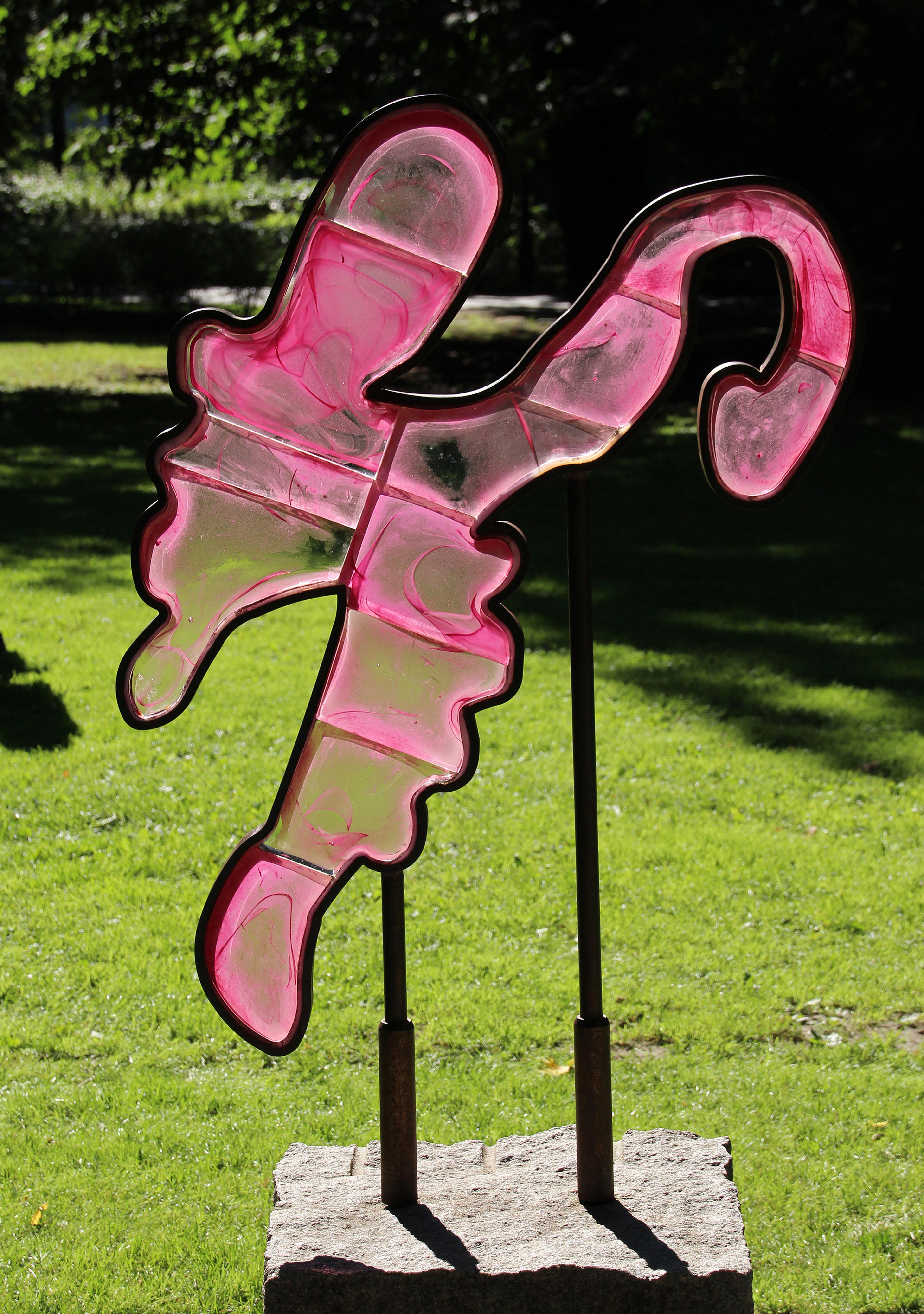 Et fantasi-instrument i rosa glass står festet til et fundament i sten.