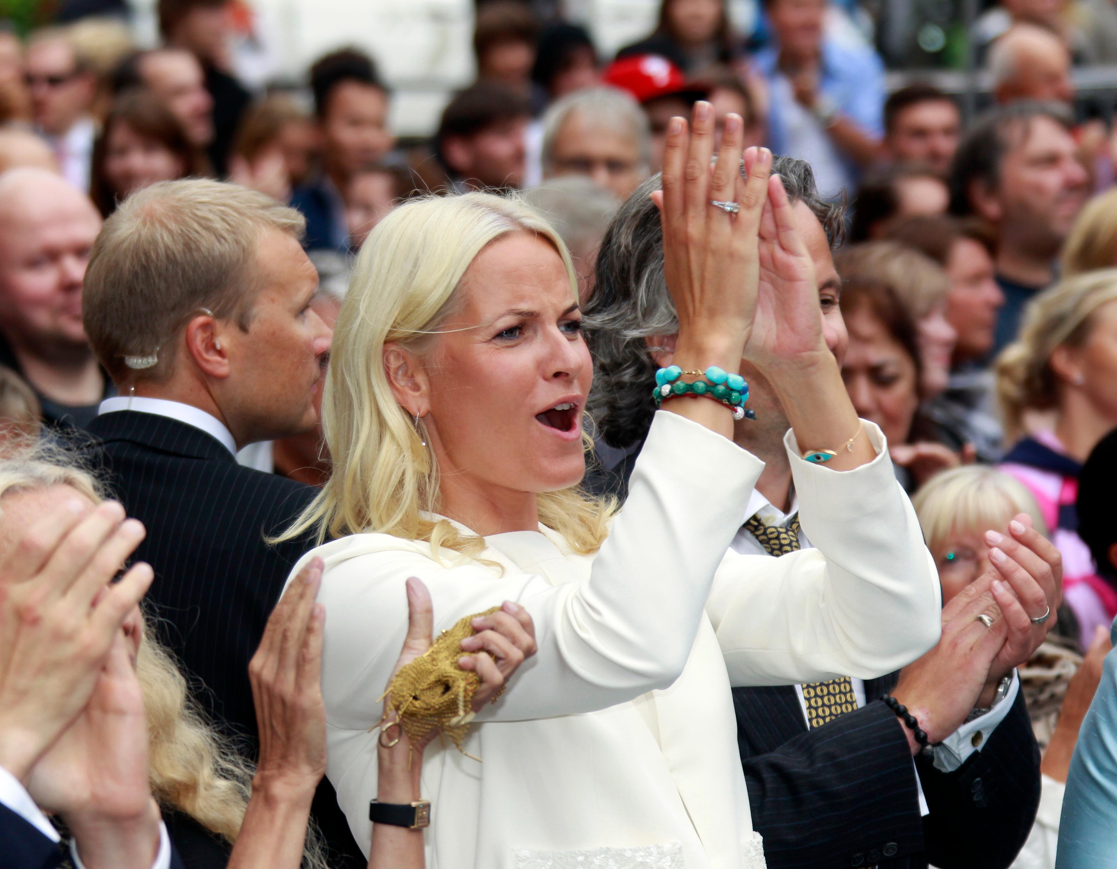 Kronprinsessen jubler og klapper.