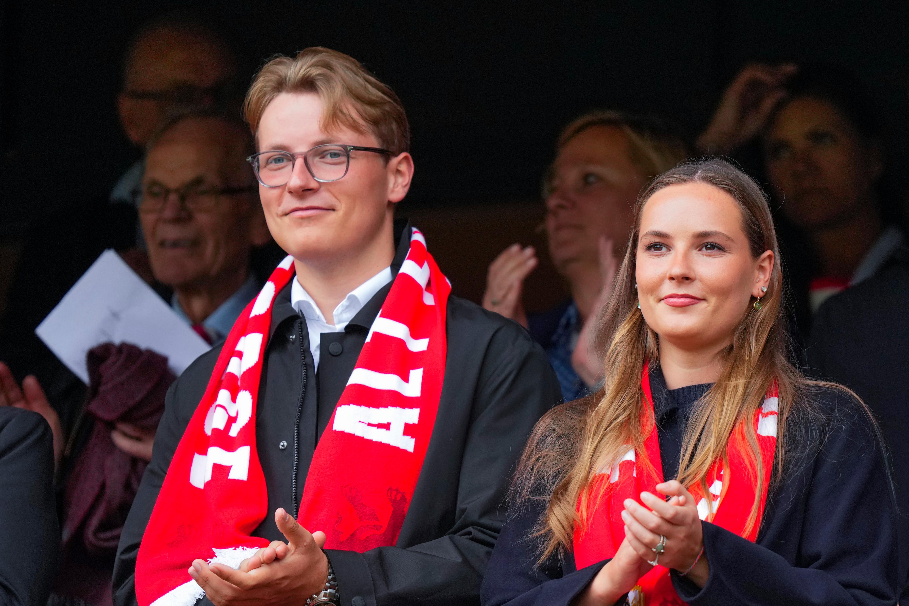 Prinsesse Ingrid Alexandra og Prins Sverre Magnus står på tribunen ikledd norske supporterskjerf.