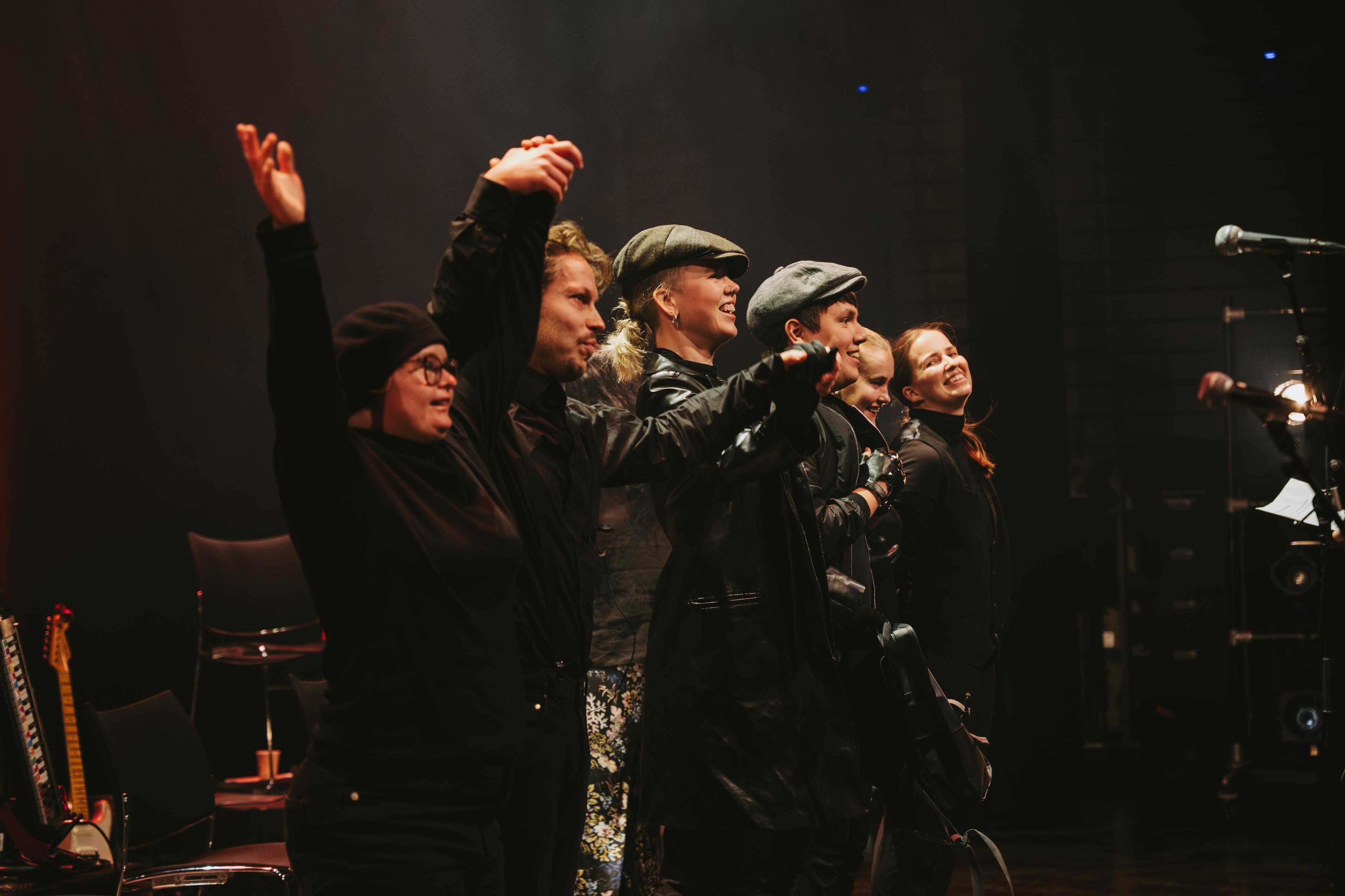 Dansarar i svarte klede tek imot hyllesta frå publikum.