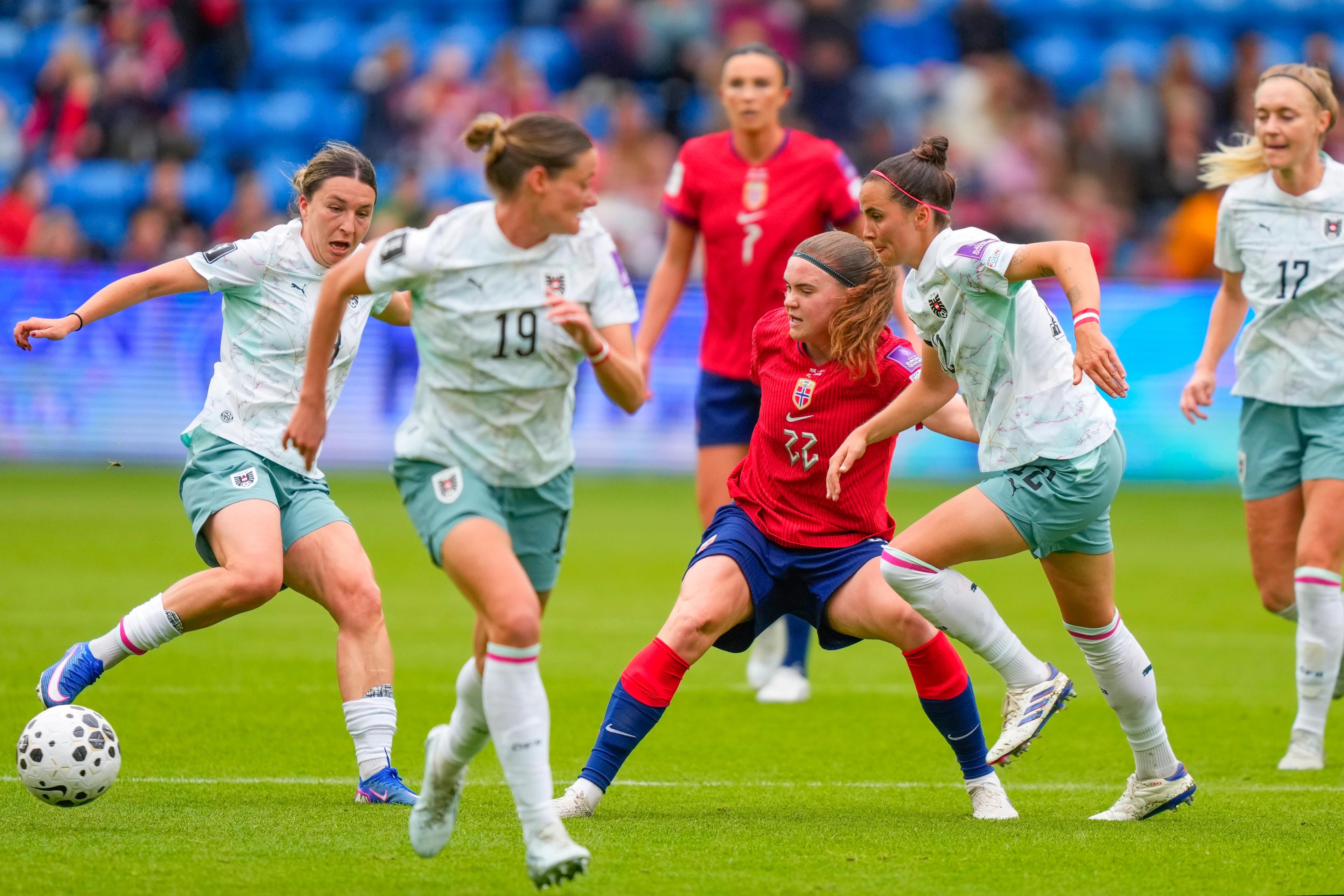 Spillerne kjemper om ballen.
