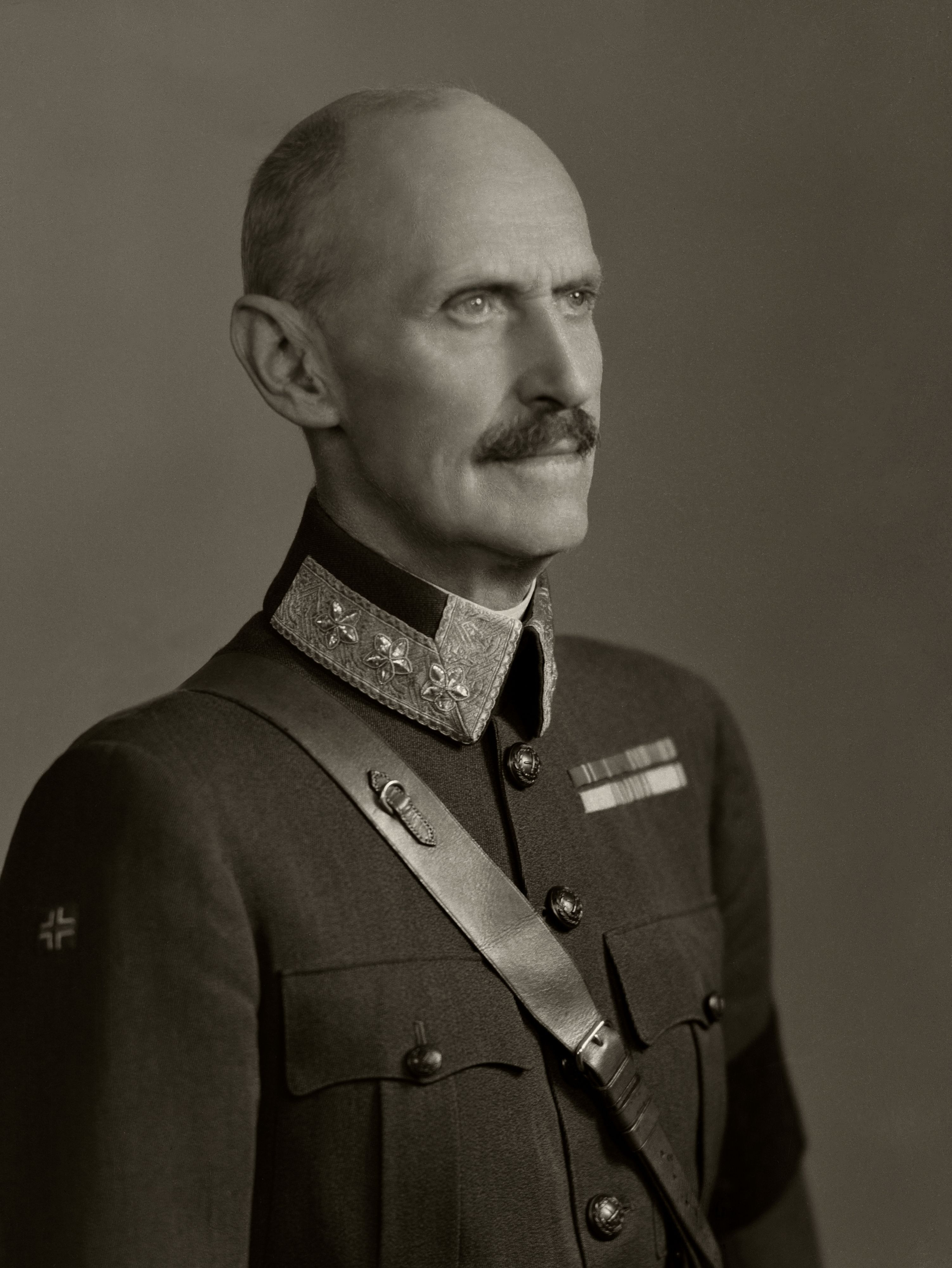 Portrett av kongen i uniform.