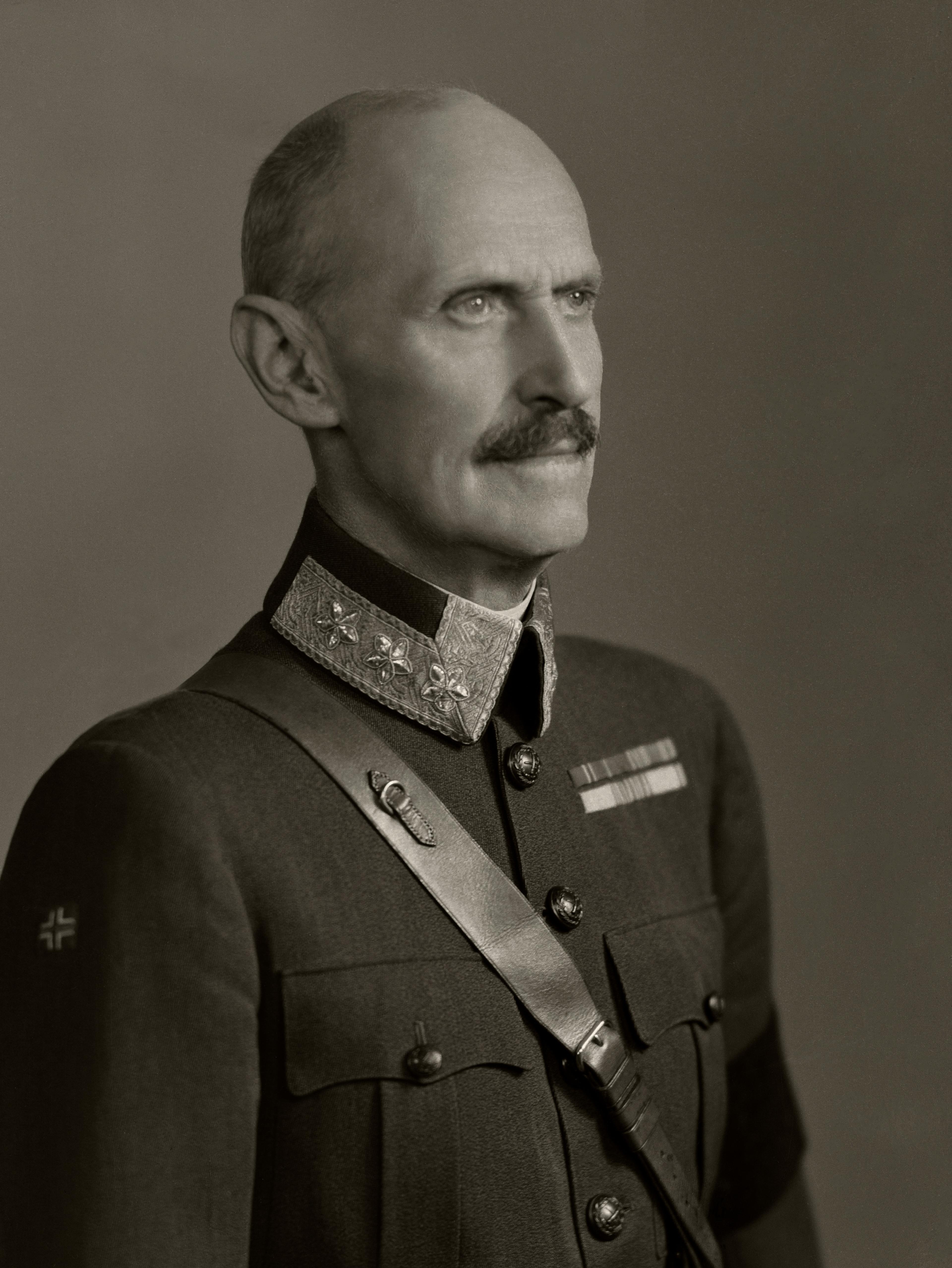 Portrett av kongen i uniform.