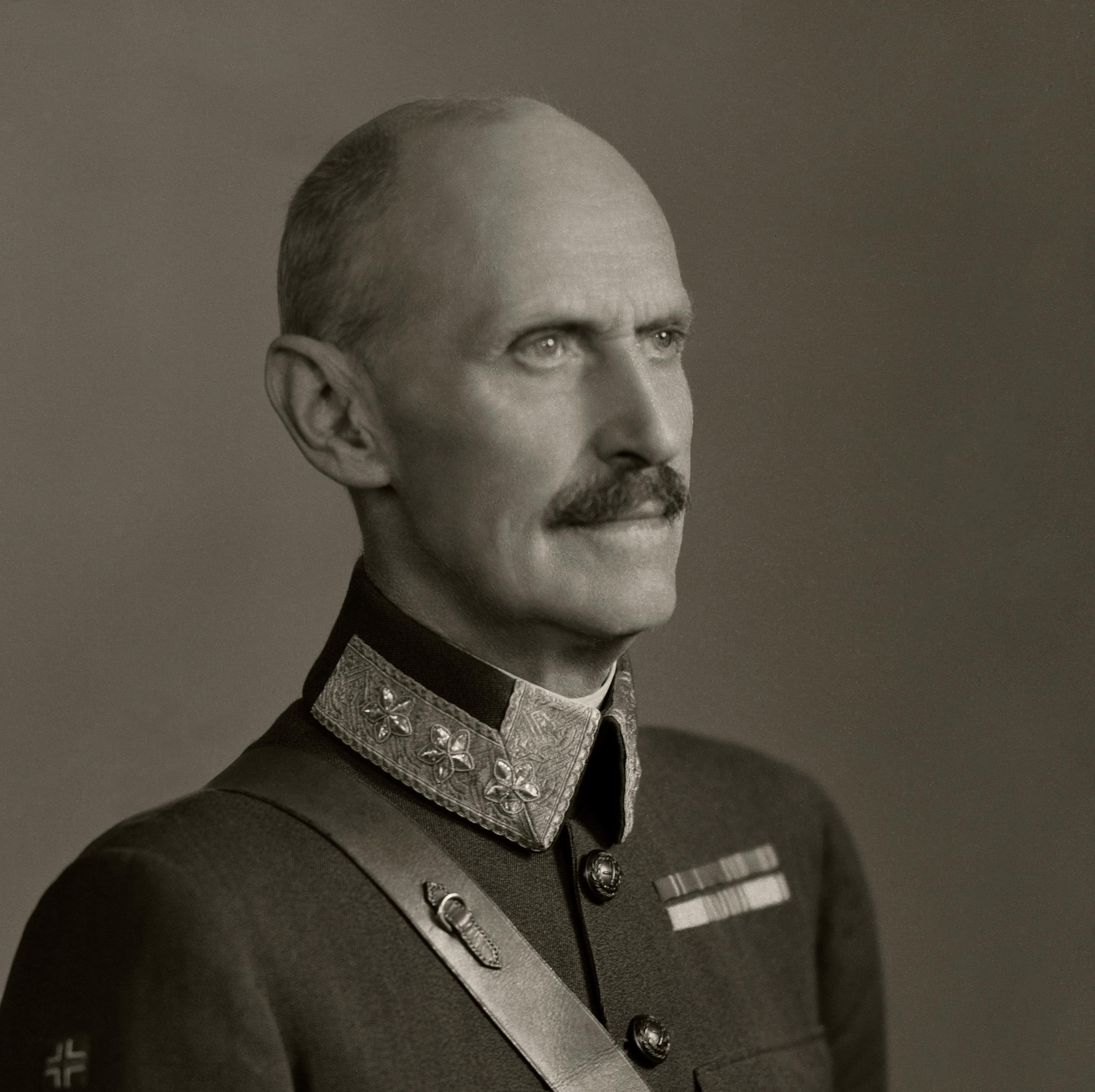Portrett av kongen i uniform.