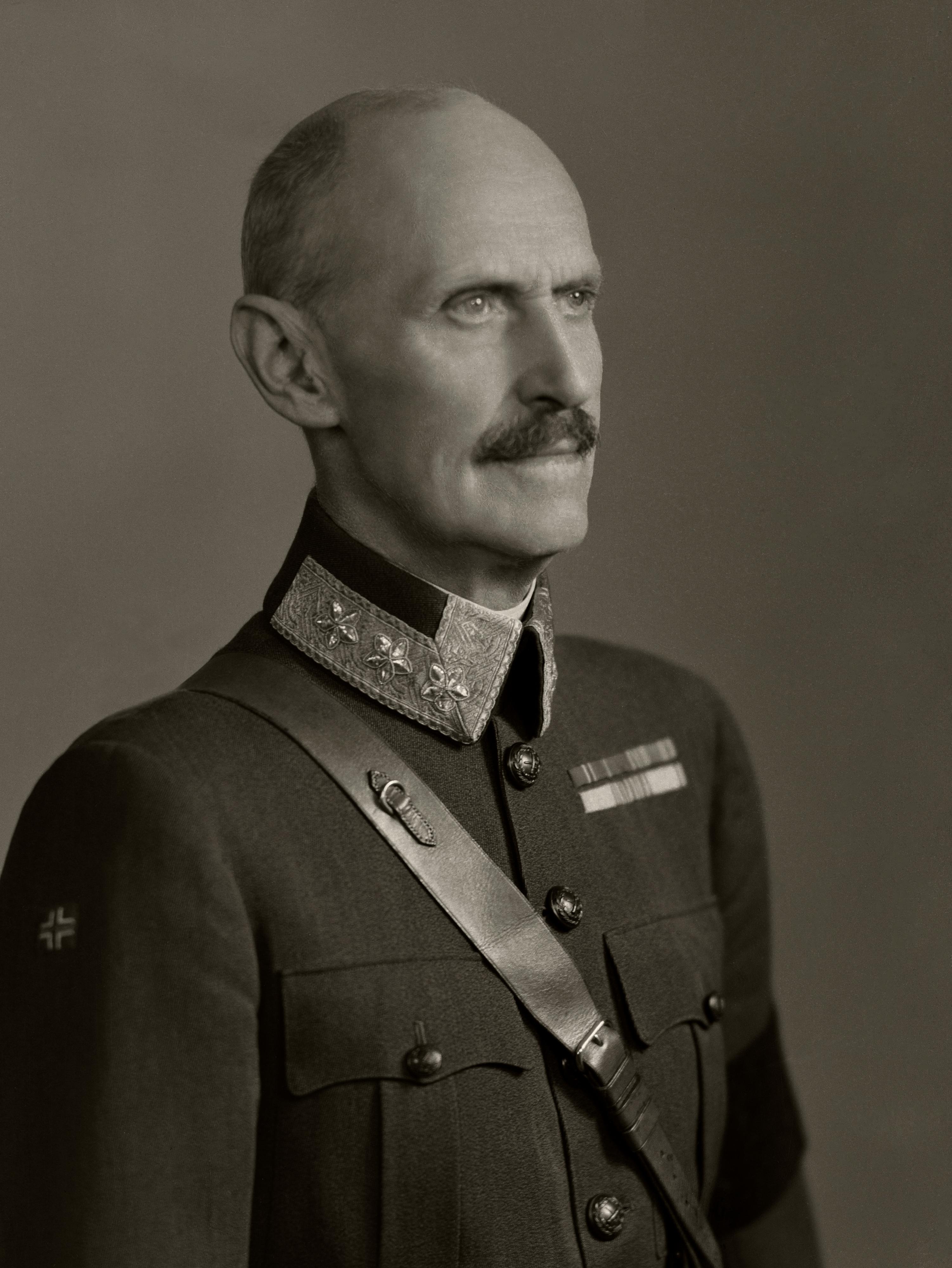 Portrett av kongen i uniform.