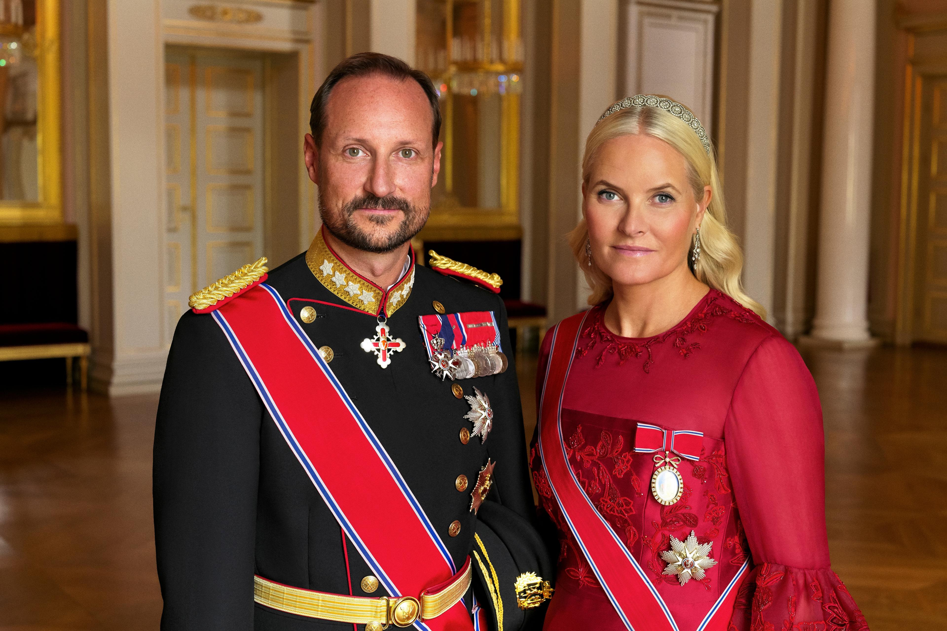 Brystbilde av Kronprinsparet i galla.