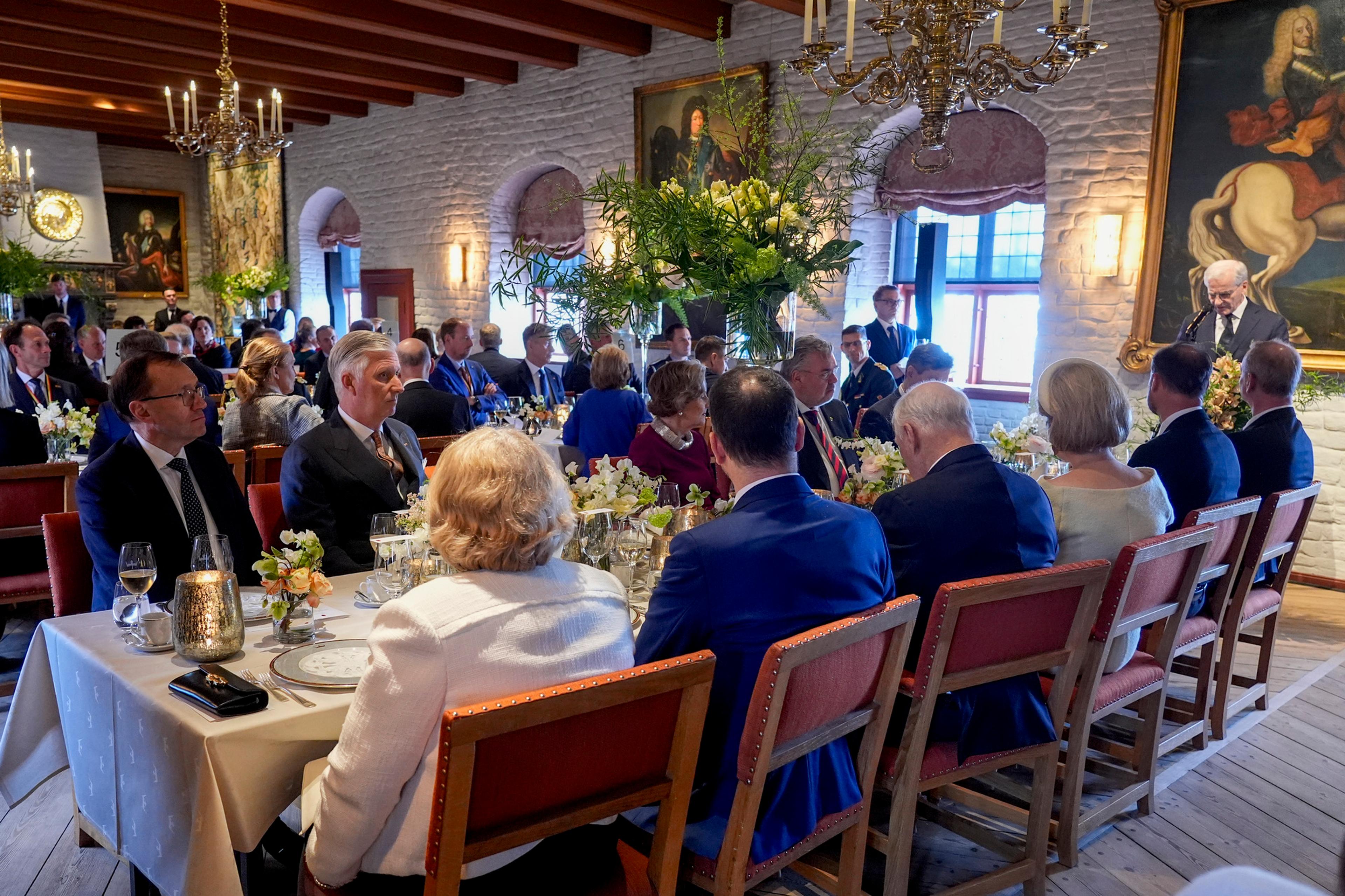 Gjester samlet rundt langbord i Romerikssalen på Akershus festning. Gjestene lytter til statsminister Jonas Gahr Støre som holder tale.