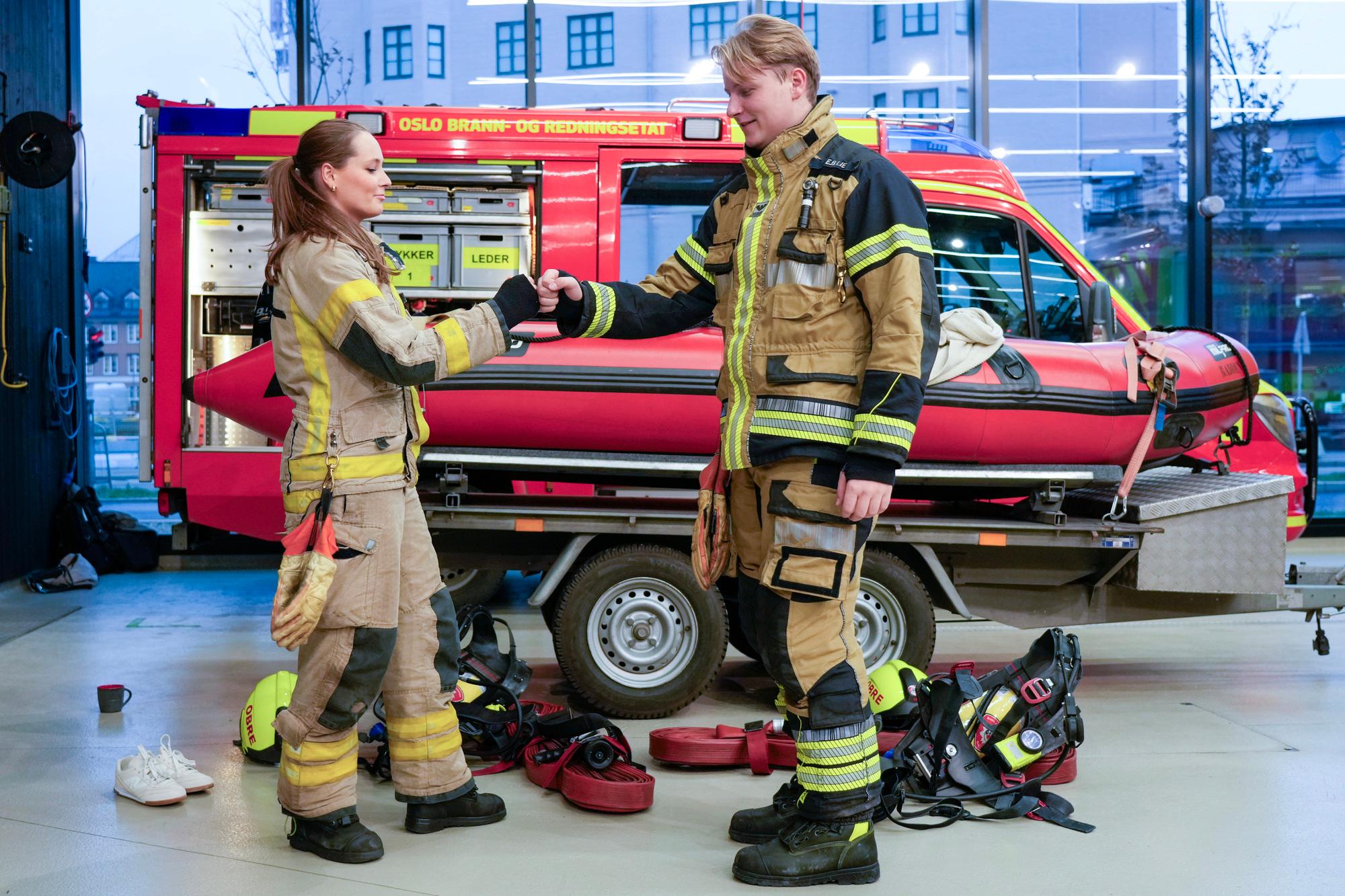 Prinsesse Ingrid Alexandra og Prins Sverre Magnus fekk prøve røykdykkarutstyr.