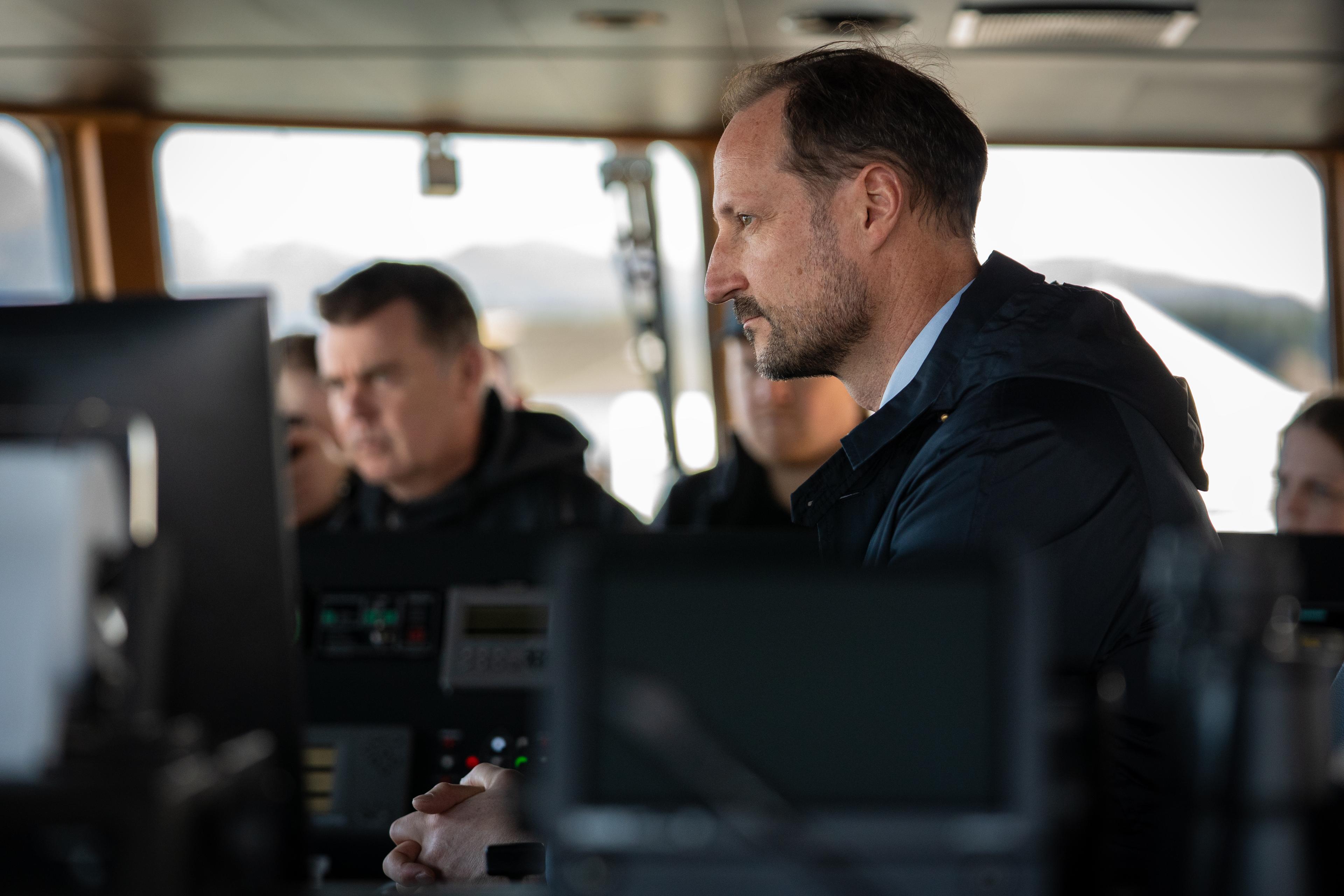 Kronprinsen blant skjermer og utstyr på broa.