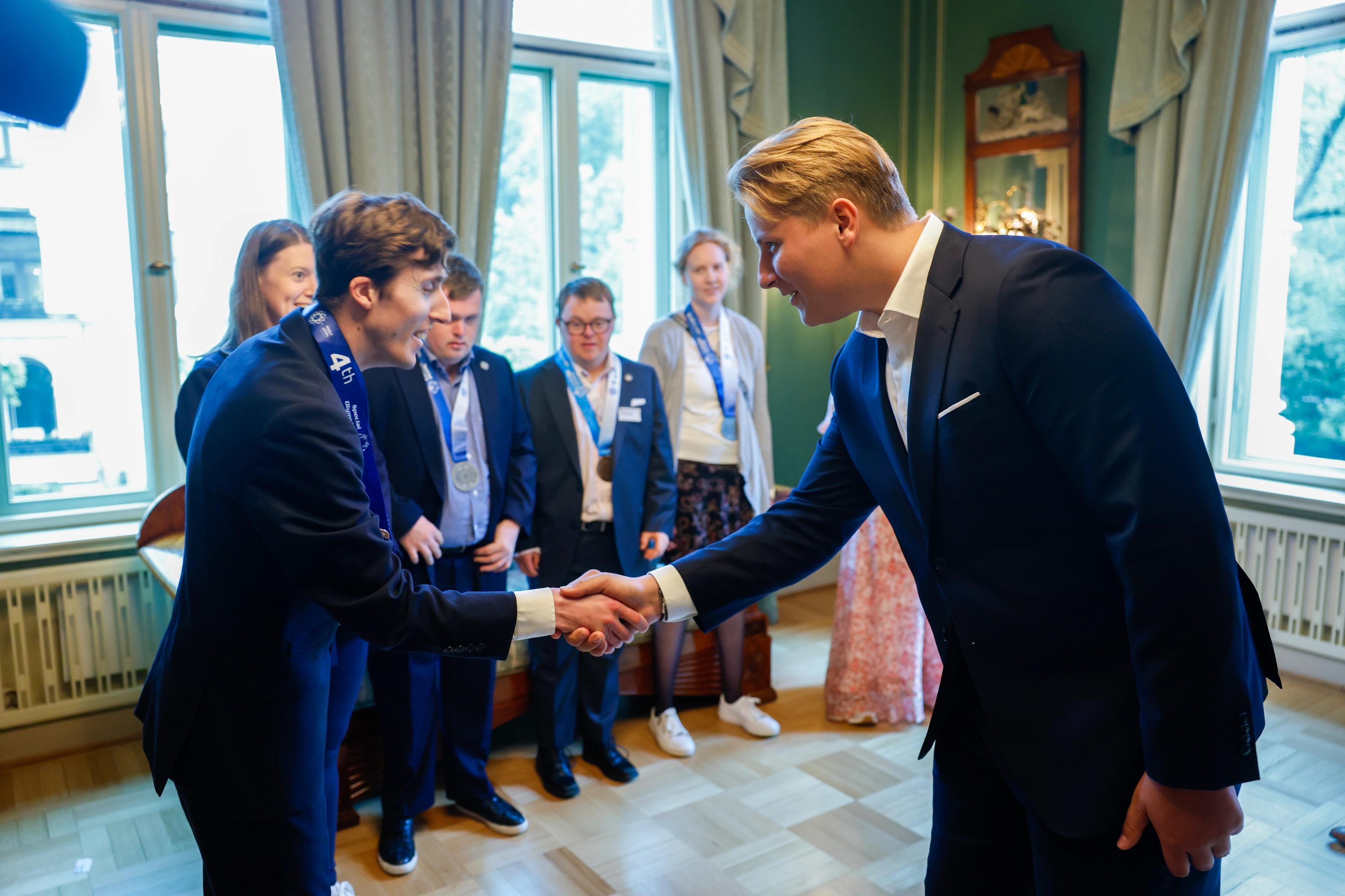 Prins Sverre Magnus hilser på en utøver.