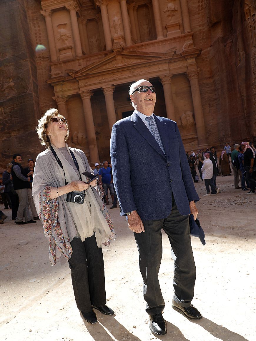 Kong Harald og Dronning Sonje utenfor fasaden på det monumentale bygget hugget inn i fjellet. . Foto: Tom Hansen, Hansenfoto.no