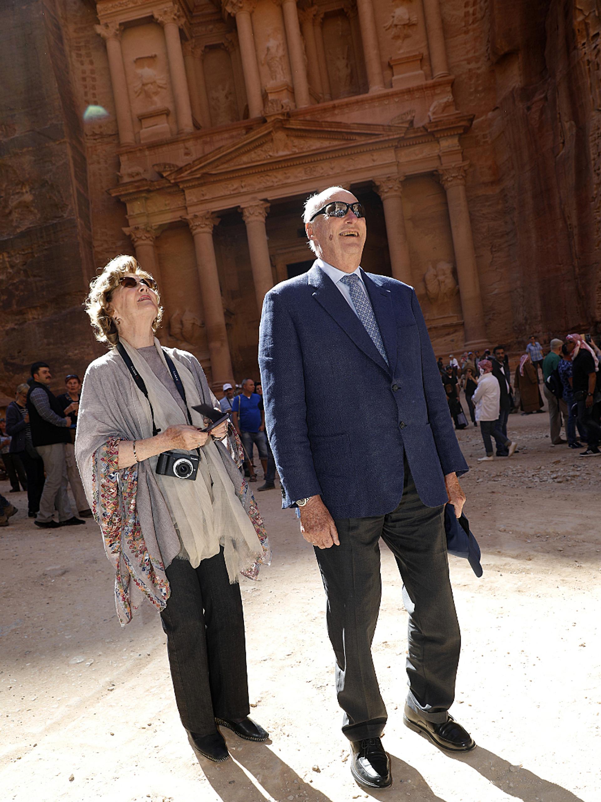 Kong Harald og Dronning Sonje utenfor fasaden på det monumentale bygget hugget inn i fjellet. . Foto: Tom Hansen, Hansenfoto.no