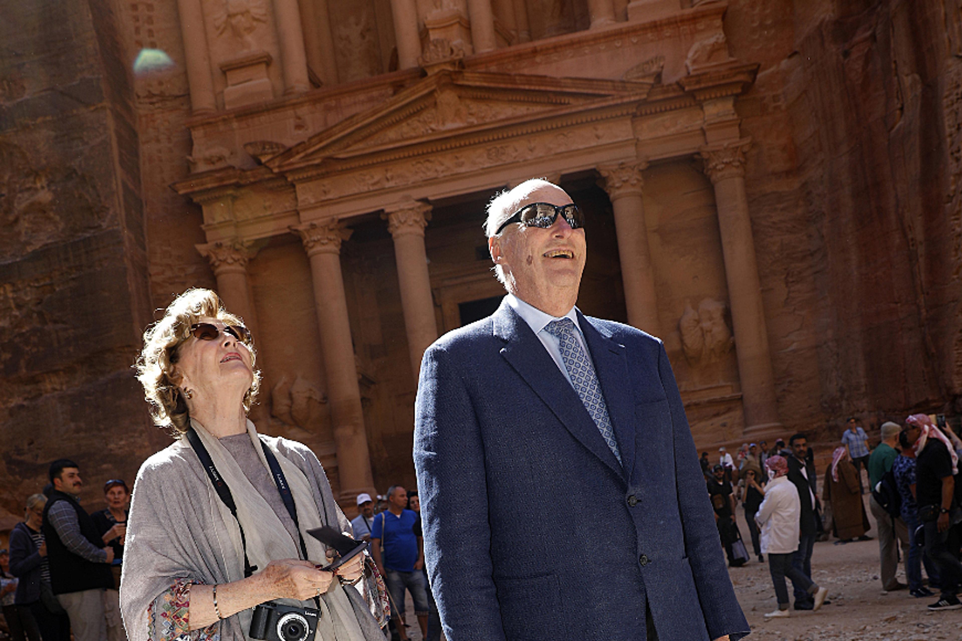 Kong Harald og Dronning Sonje utenfor fasaden på det monumentale bygget hugget inn i fjellet. . Foto: Tom Hansen, Hansenfoto.no