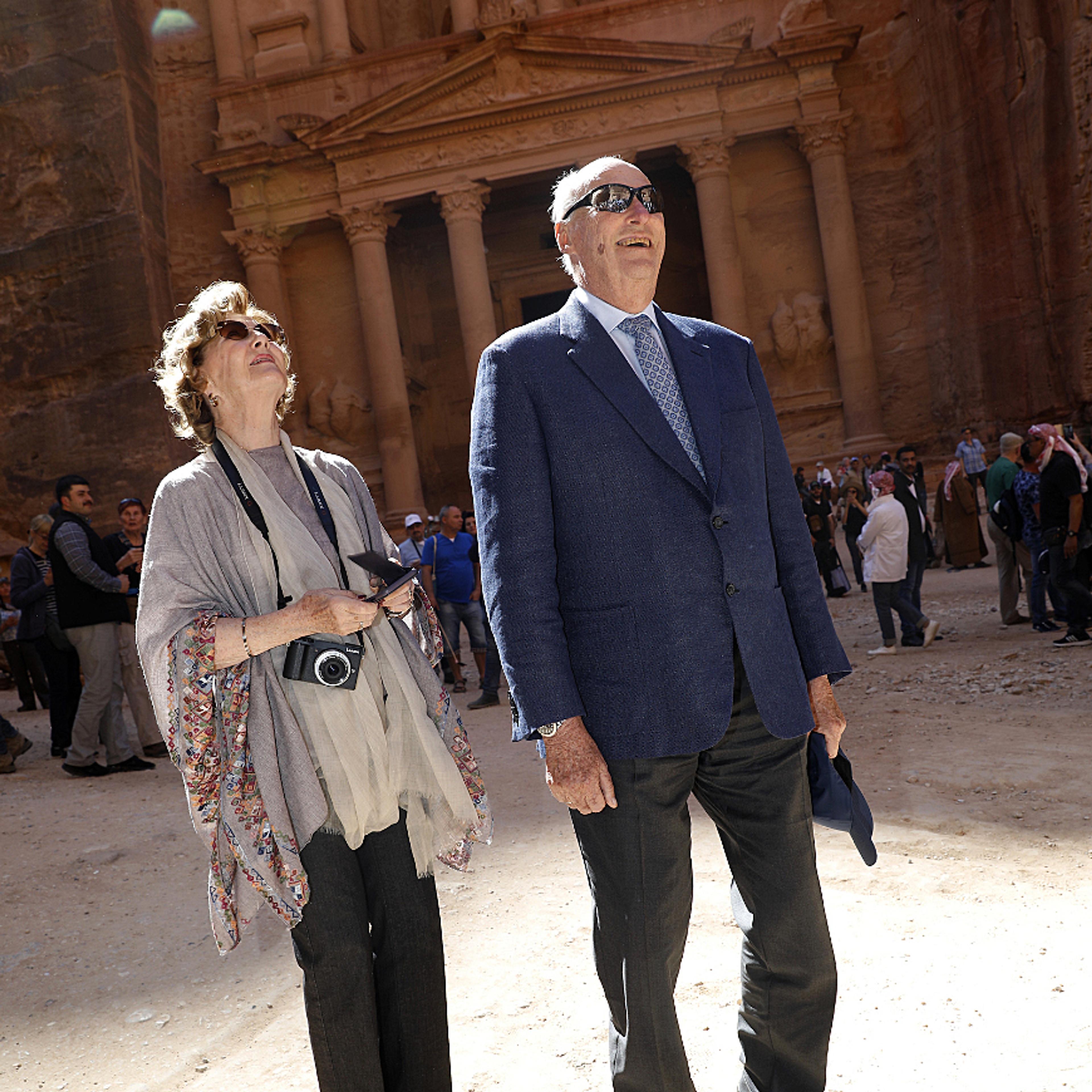 Kong Harald og Dronning Sonje utenfor fasaden på det monumentale bygget hugget inn i fjellet. . Foto: Tom Hansen, Hansenfoto.no