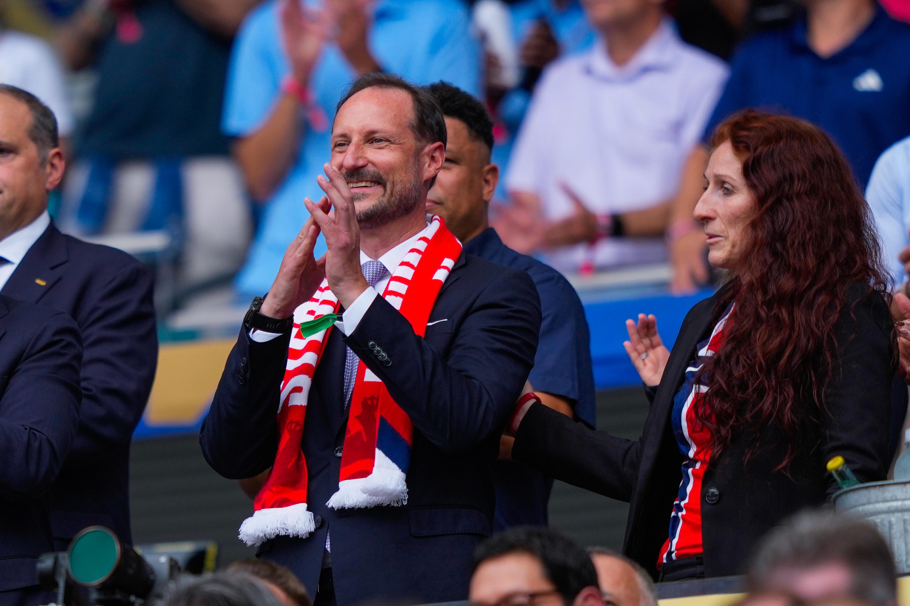 Kronprins Haakon klapper med et stort smil rundt munnen.